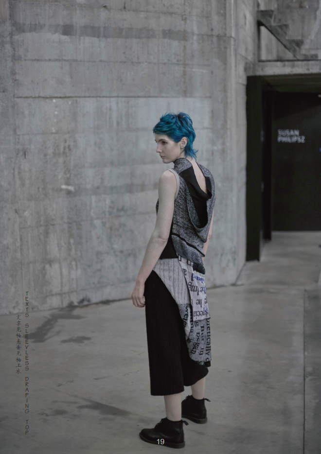 ‘THE TEXTS’ SLEEVELESS DRAPING TOP