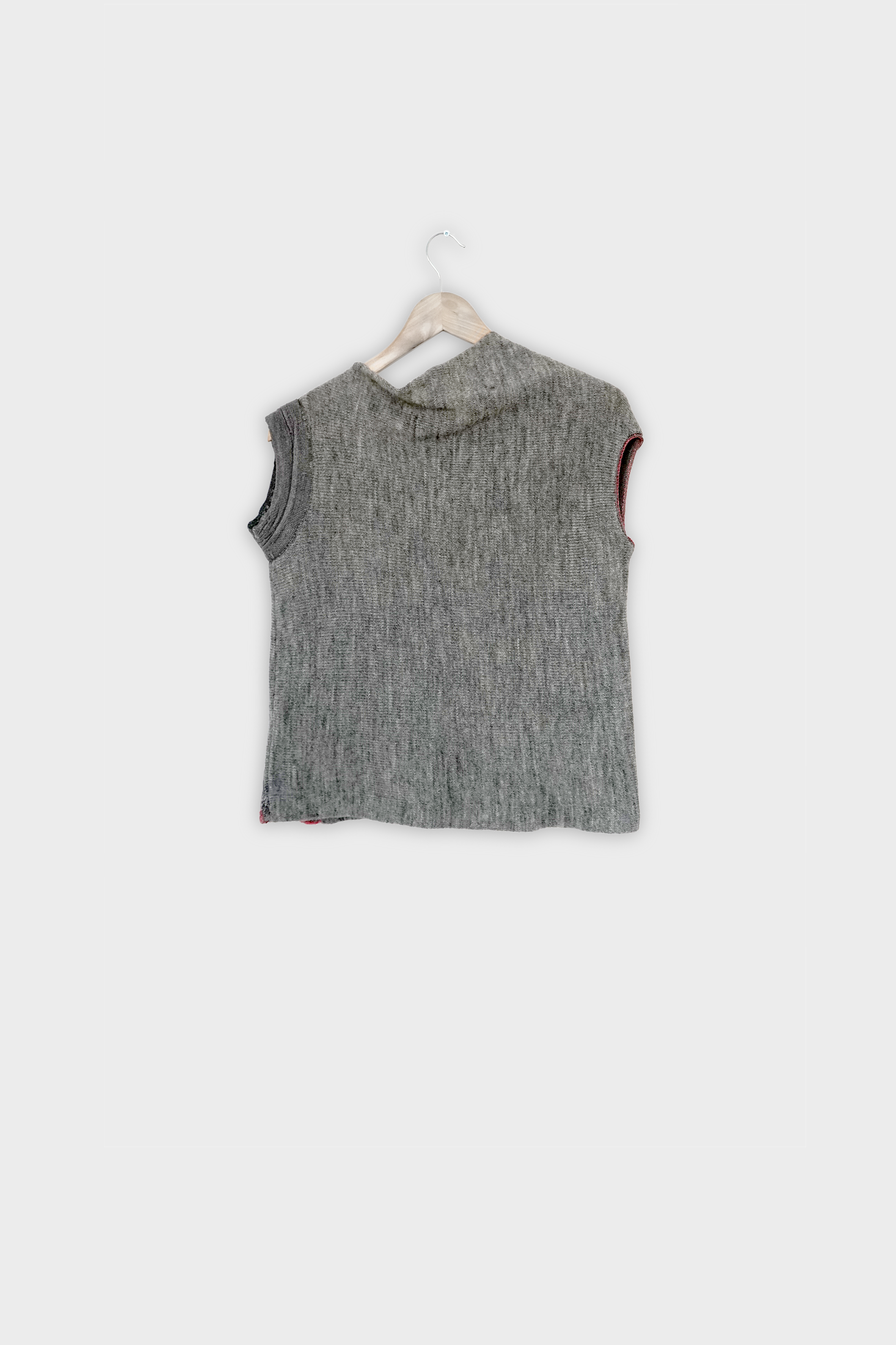 SLEEVELESS TOP WITH STRIPES DETAILS