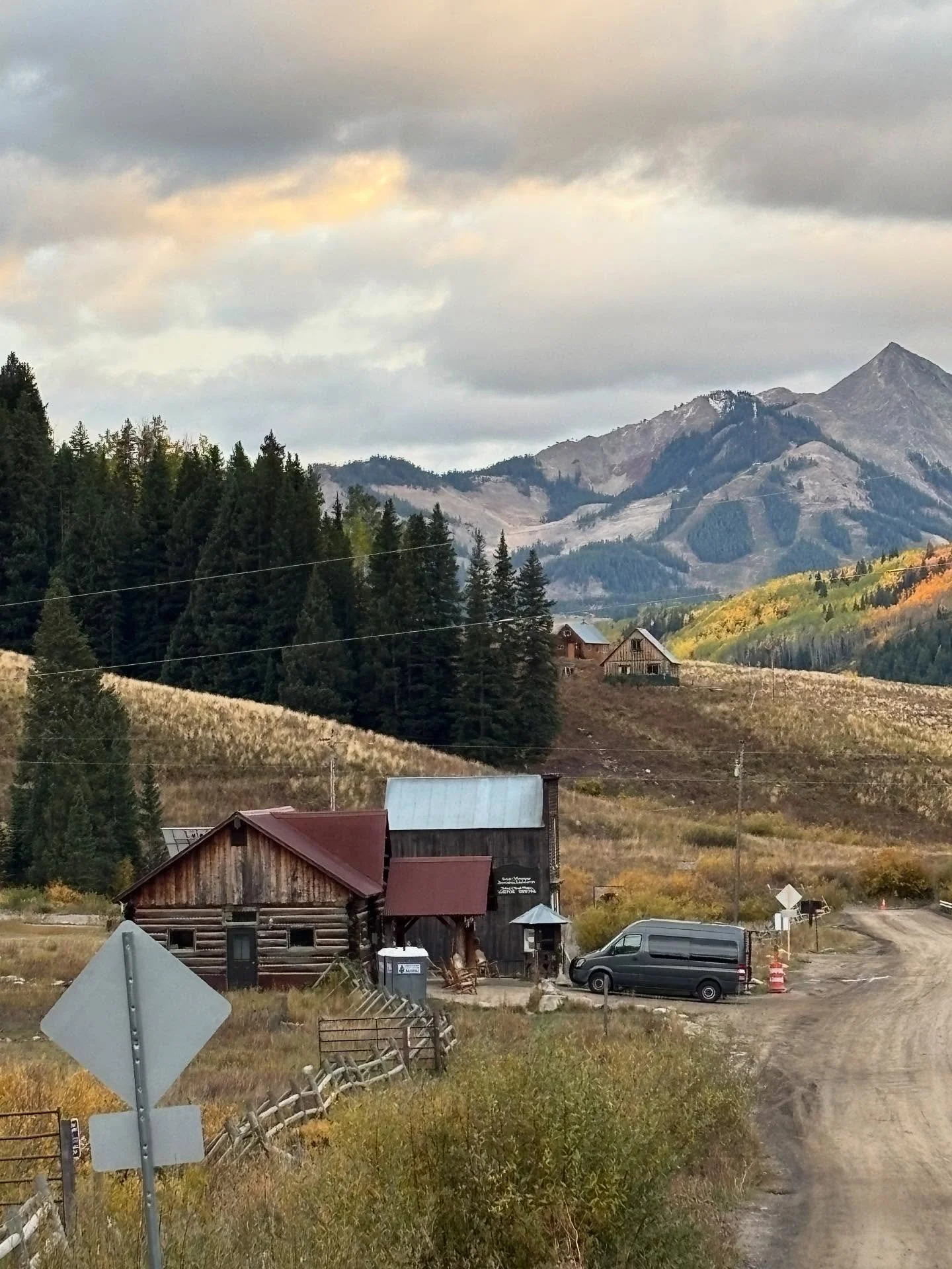 After Utah, it was a long but scenic haul into Colorado, where I met up with my good buddy, long-term collaborator, and man of the mountains, @johnhausdoerffer. John invited me to visit with his philosophy class at Western Colorado University, where 