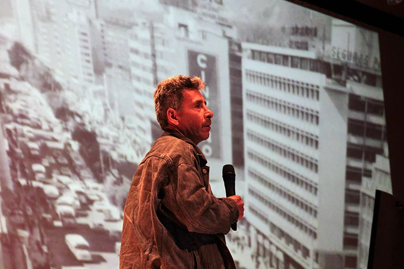 OSCAR BARRETO EN PECHAKUCHA Un rápido y vertiginoso viaje por la historia de la publicidad popular colombiana encarnada en la figura de uno de sus más prolíficos y carismáticos responsables. VER MÁS →
