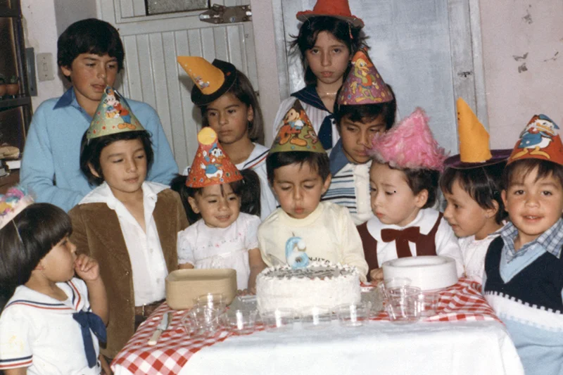 ALBUM DE CUMPLEANOS Un album fotográfico colectivo dedicado a una foto que muchos colombianos tenemos y atesoramos. VER MÁS →