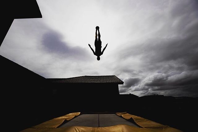 19.04.20 &bull; Day 25&bull; New Zealand trampolinist @dylanschmidty trains at home in his front yard during level 4 lockdown. @gettysport #newzeland #covid19 #training #trampoline #olympictraining #lockdowntraining #coronavirus #roadtotokyo #sillyvi