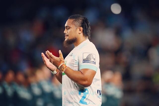 27.06.20 &bull; Hard to ignore when it&rsquo;s this good &bull; The @bluesrugbyteam beating the @highlandersteam in tonight&rsquo;s super rugby match at Eden Park. @gettysport #bluesrugby #superrugbyaotearoa #rugby #gettysport #postcovidworkplace