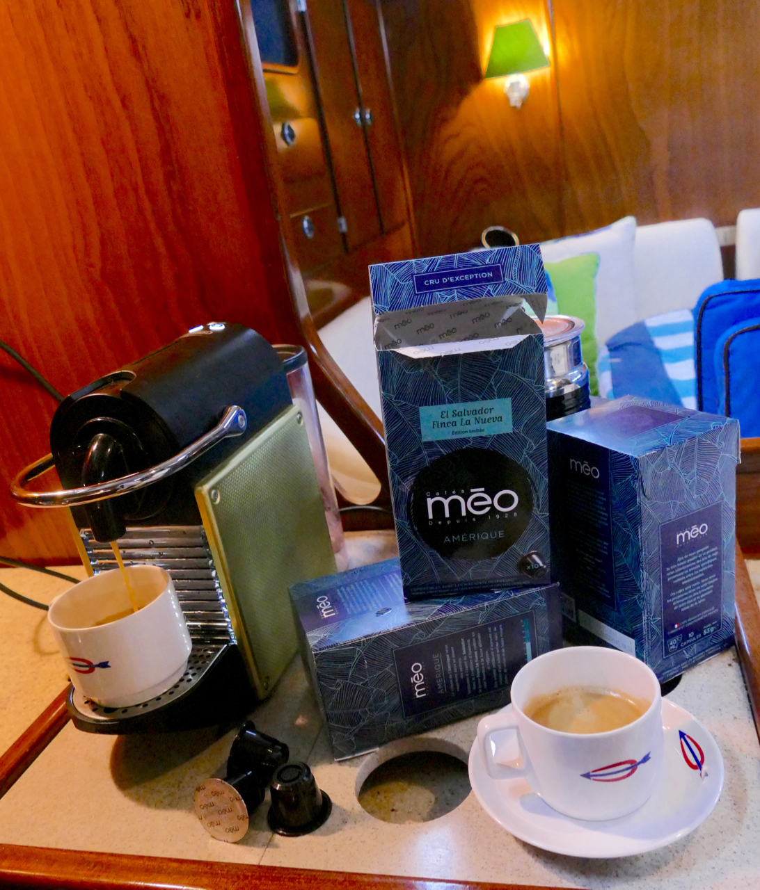 The coffee maker and the milk frother sit on an ingenious platform built by Michael in Fort Lauderdale. No glue, no screws, it holds the devices in place no matter what the seas, yet each half of it can be lifted, leaving no trace in the furniture of Peregrinus . Leica Typ 114, 16 July 2015