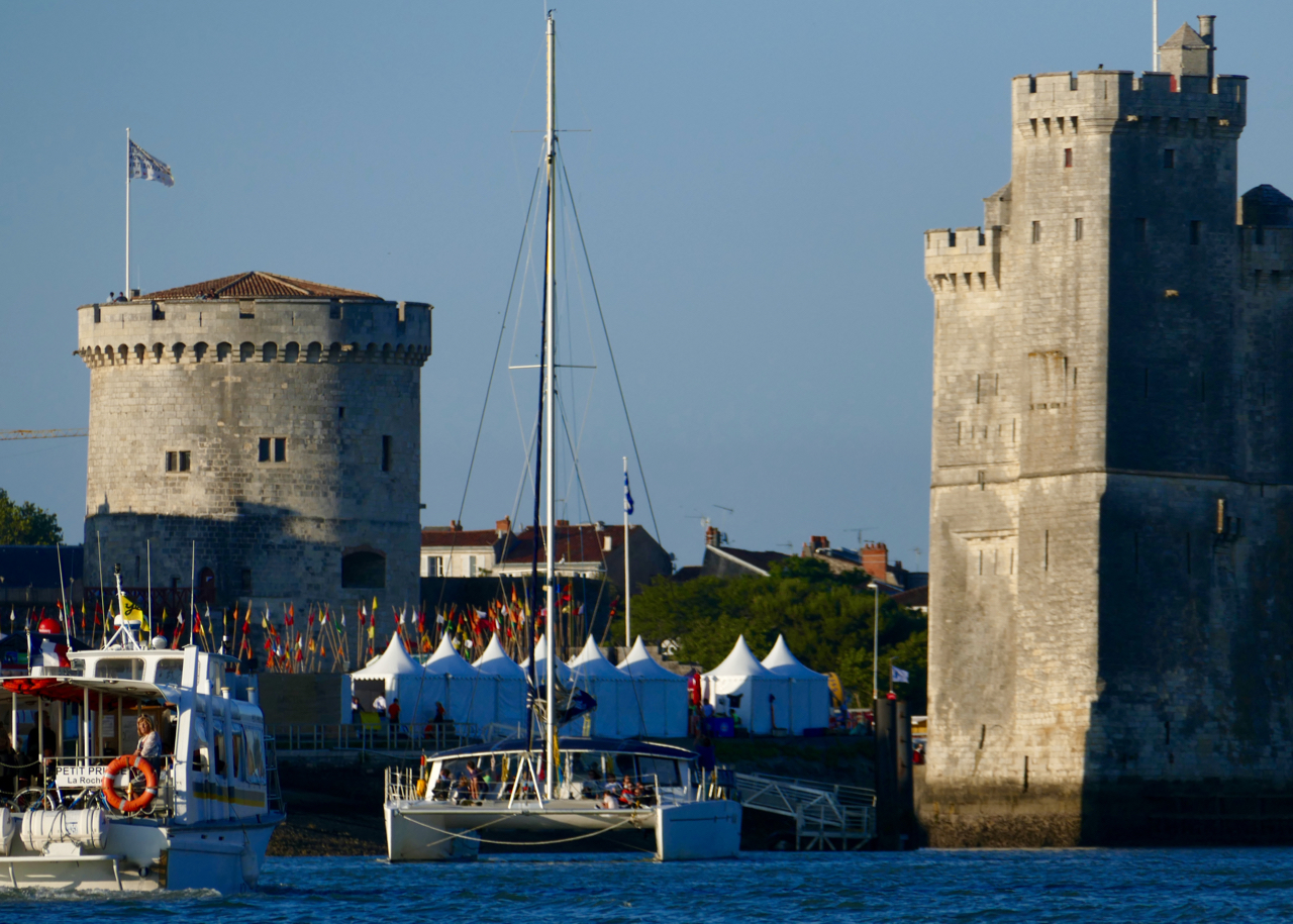 14 July 2015, the last day of the Francofolies . The flag of the Centre des Monuments Nationaux flies above the Tour de la Chaîne. Leica Typ 114.