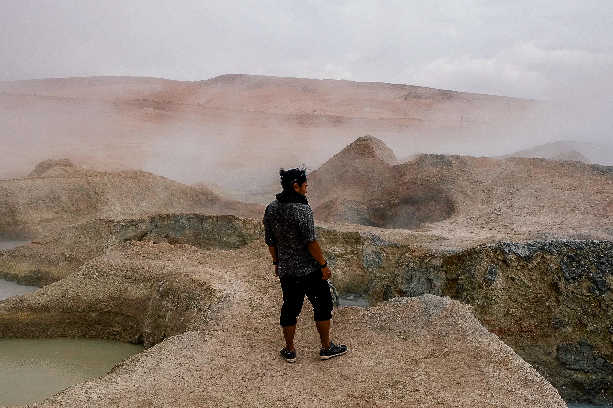 As we arrived at the geyser the weather changed and it started snowing suddenly. It was amazing because it was so unexpected, it was sunny and hot minutes before arriving at the geysers!