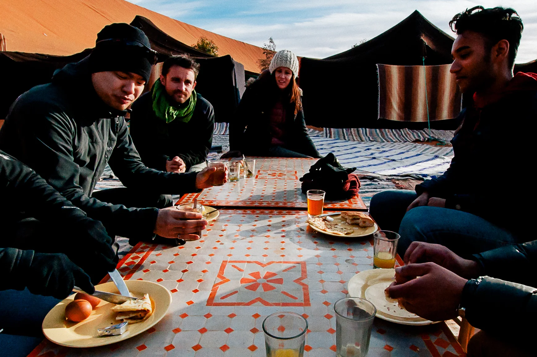 Having a quick breakfast before riding our camels back to Merzouga.