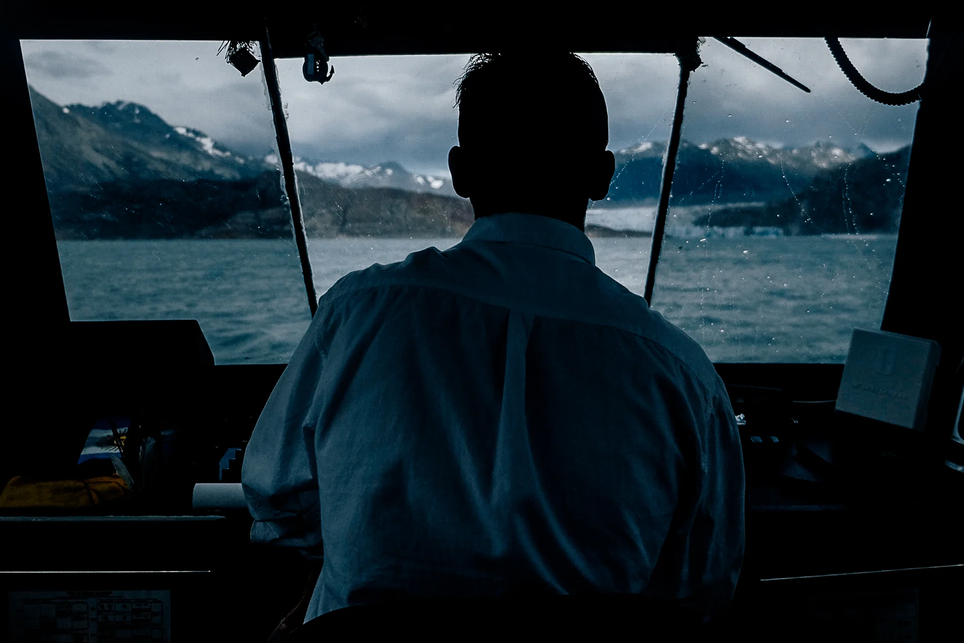 The captain steering us towards glacier Viedma.
