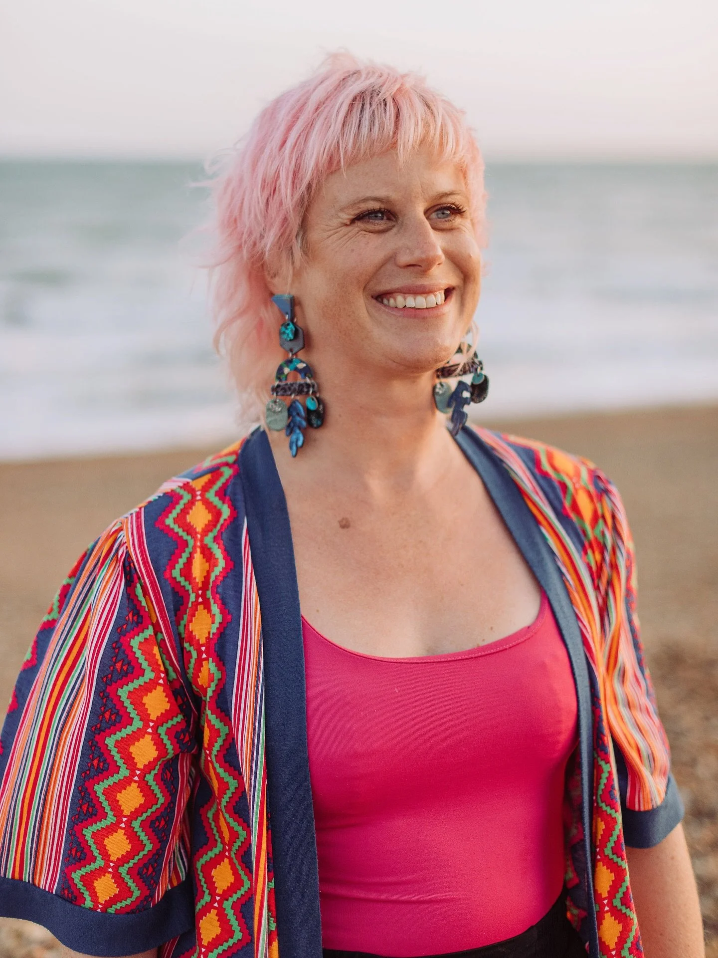 Sarah is the kind of person who somehow makes you feel like anything is possible.

A multi-passionate with many brilliant gifts to share, she offers coaching and training for individuals in their personal and professional lives and corporate &lsquo;f