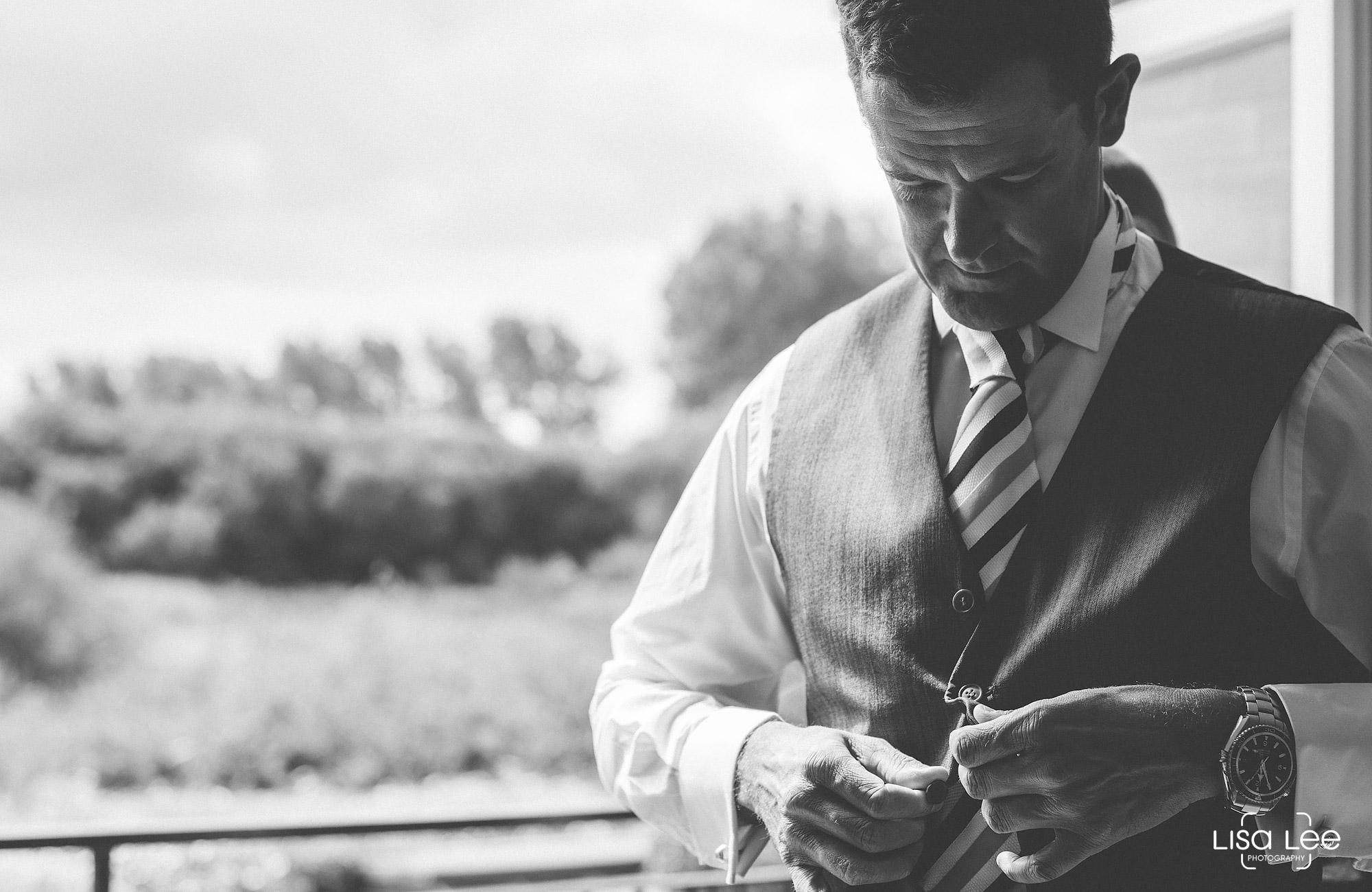 lisa-lee-wedding-photography-getting-ready.jpg