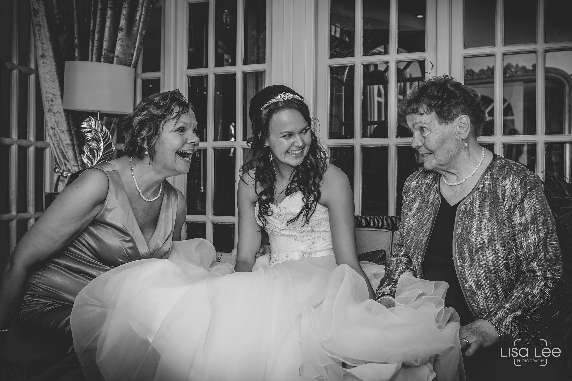 Lord-Bute-Hotel-Lisa-Lee-Documentary-Wedding-Photography-party-10.jpg