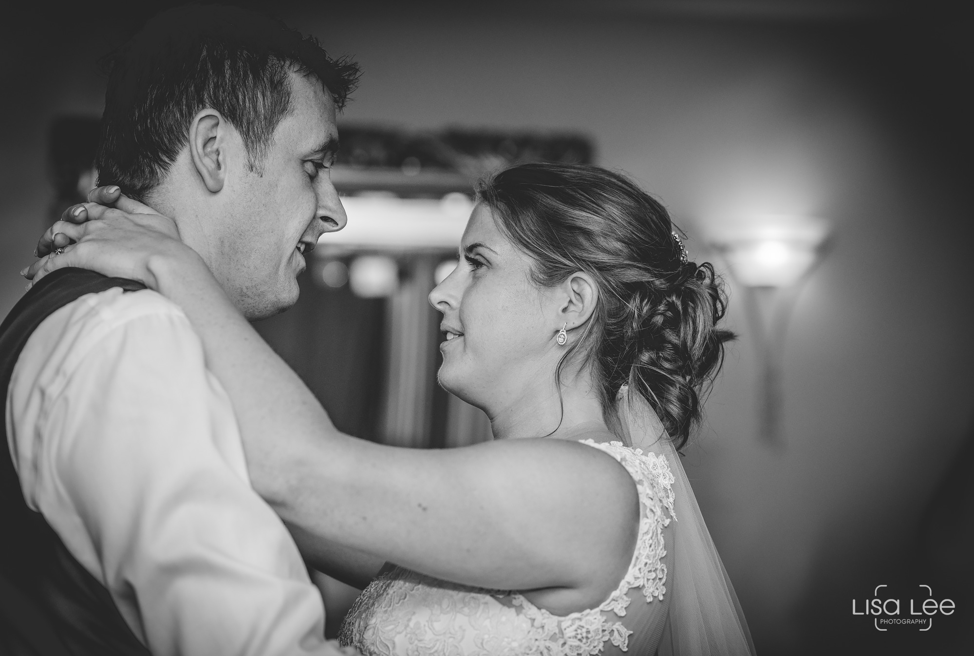 Lisa-Lee-Documentary-Wedding-Photography-Party-13.jpg