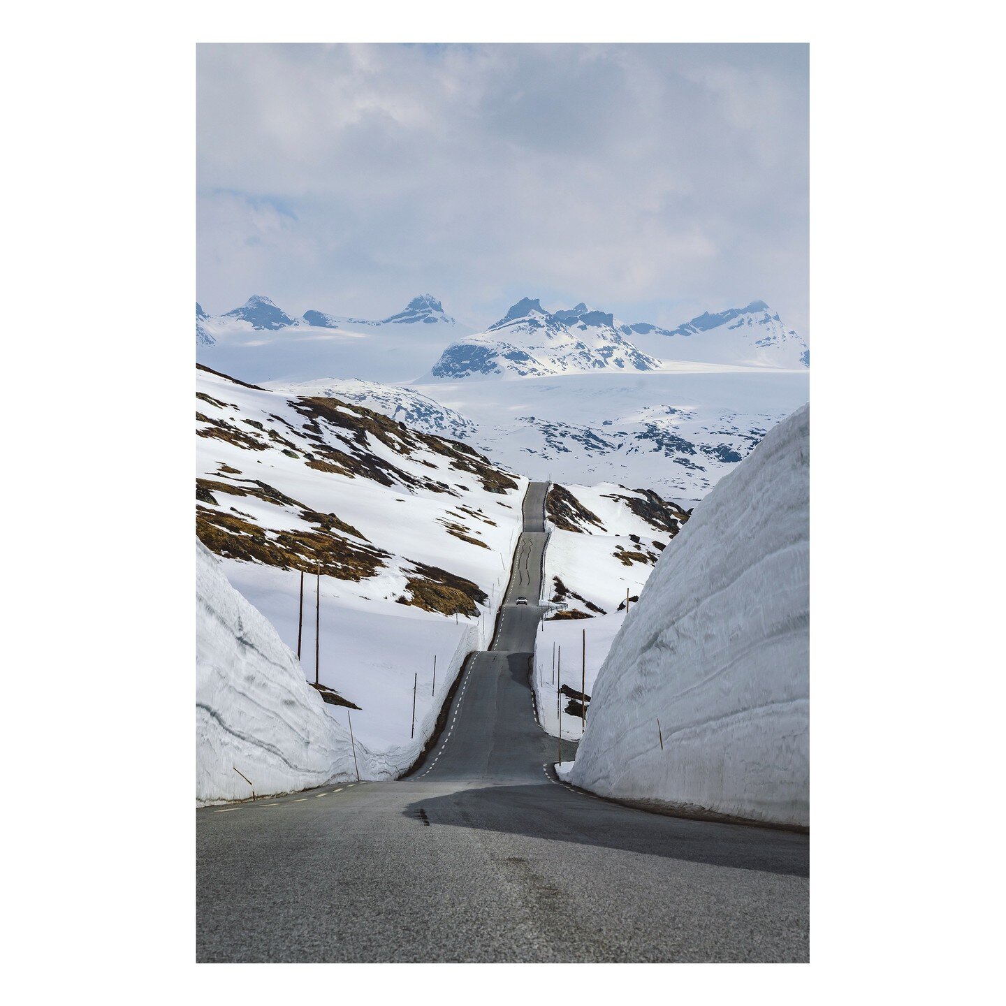 Sognefjellet is&nbsp;northern Europe&rsquo;s highest mountain pass and peaks at 1,434 metres.&nbsp;The mountain road from Liasanden to Turtagr&oslash; is closed from November to May so feeling pretty lucky to experience the drive and get this shot!
.