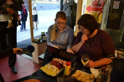 Linda plánovala strategii, byla pravou rukou kandidátky a ještě dělala chlebíčky