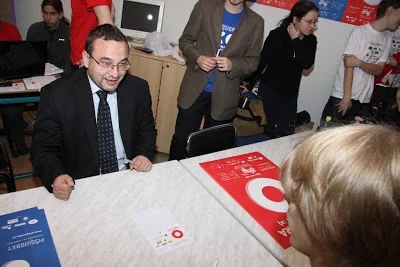 Ministr Dobeš hraje pIšQworky.
