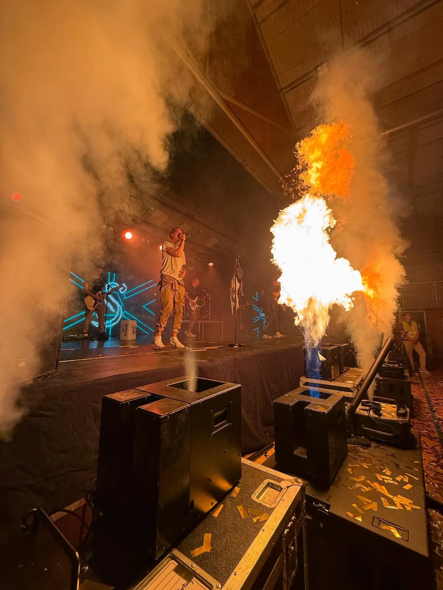 Takk til @aimpyro for oppdraget! 🔥 Konfetti og flammeshow på scenen for @stjornaheimbrentslag Gutta leverte et rått show!! 🤘🏽