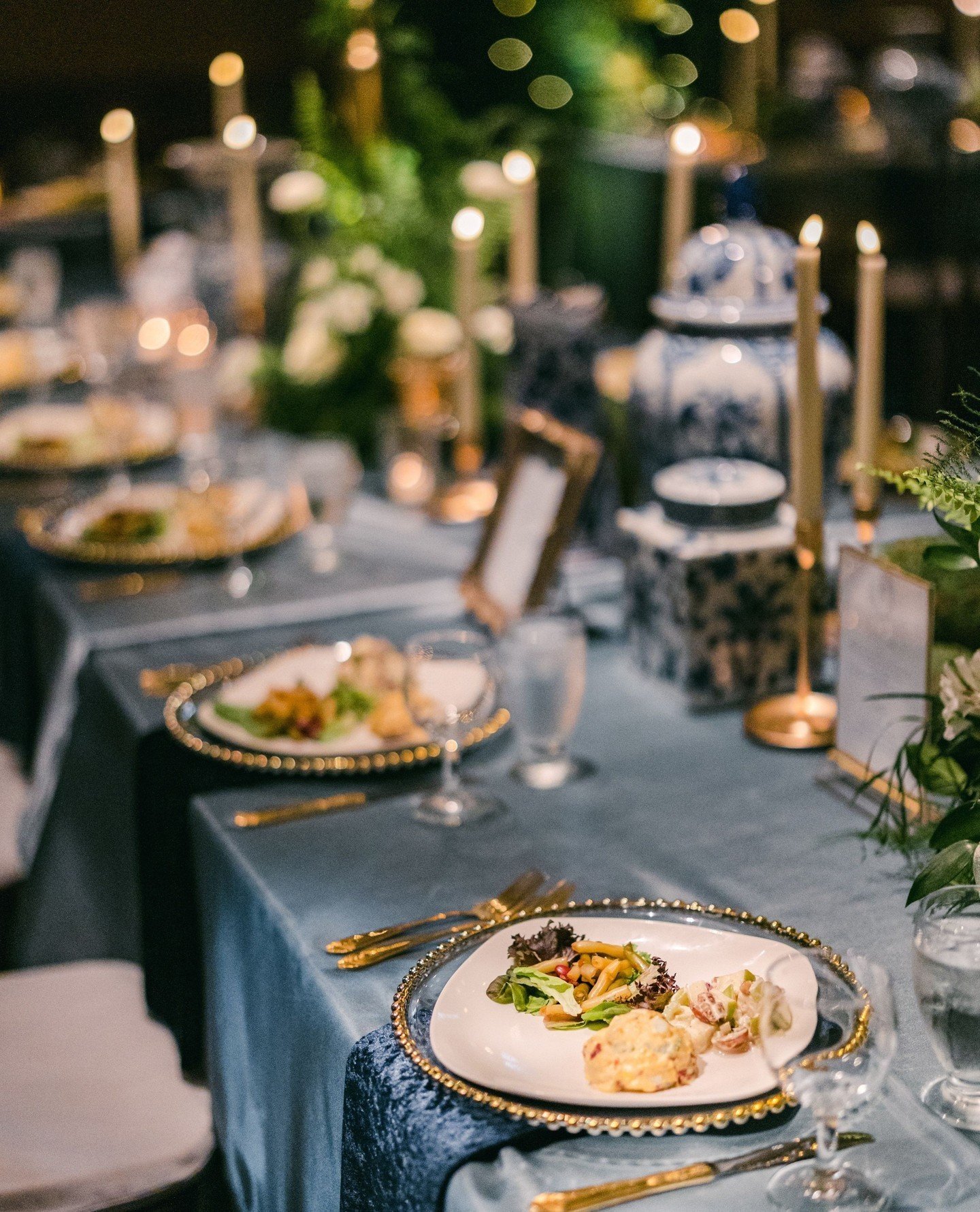 Just a taste of the artistry and attention to detail, where every aspect is meticulously crafted to enchant the senses. From lavish floral arrangements to lush garlands, our table scapes exude sophistication and class.⁠
&bull;⁠
&bull;⁠
&bull;⁠
| Flor