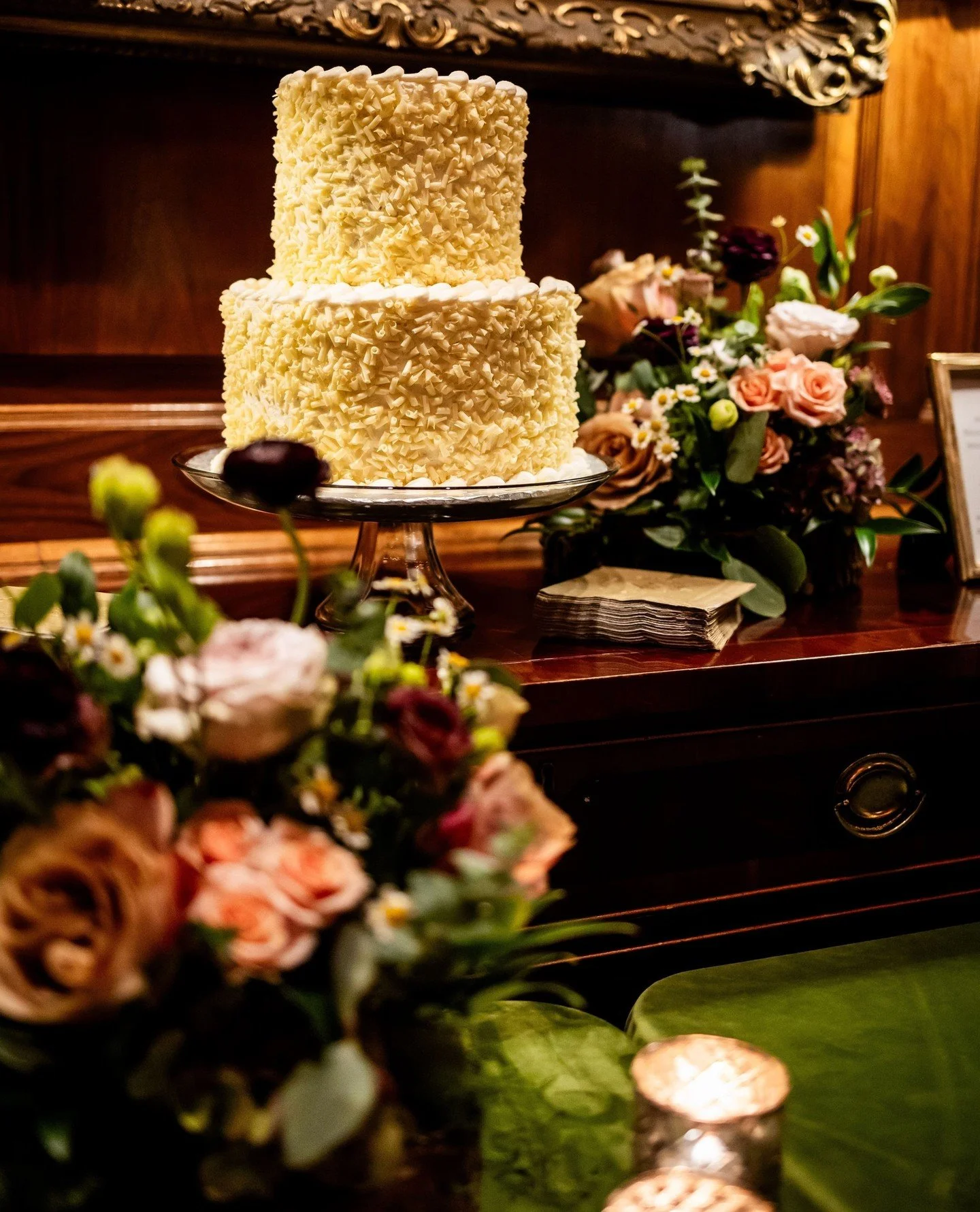 A sweet detail from the day &mdash; the cake nestled among flowers and candlelight, blending seamlessly into the celebration.⁠
⁠
Vendor Team⁠
Photography: @bambino_international⁠
Coordinator: @treschicevents⁠
Lighting: @clearlighting16⁠
Cake: @bonbon