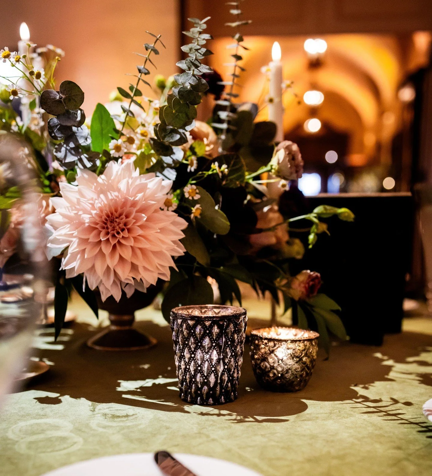 Romance was in the details, as florals and candlelight worked together to transform the tables into something unforgettable.⁠
⁠
Vendor Team⁠
Photography: @bambino_international⁠
Coordinator: @treschicevents⁠
Lighting: @clearlighting16⁠
Cake: @bonbone