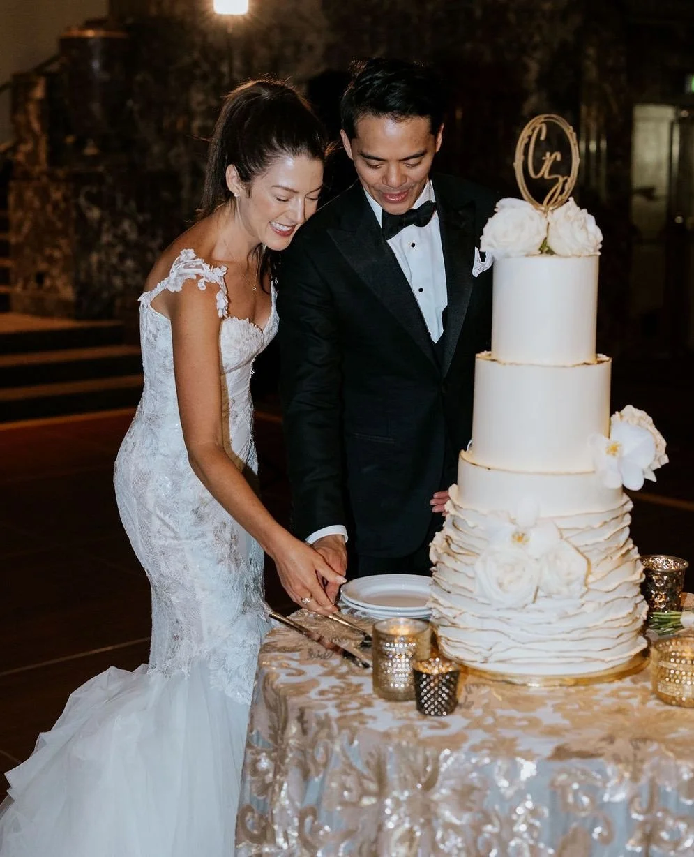 One of the night&rsquo;s most anticipated traditions, cutting into a cake almost too beautiful to eat, surrounded by love and laughter.⁠
⁠
Vendor Team:⁠
Venue: @hiltonnetherlandplaza⁠
Floral Design: @clflorals⁠
Photography: @anna_may_photography⁠
Coo
