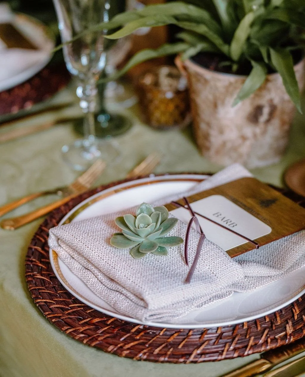 These tablescapes turned out beautifully, and the succulent on each plate added an unexpected, thoughtful finishing touch.⁠
⁠
Vendor Team:⁠
Floral and Event Design: @clflorals⁠
Wedding Coordinator: @eleganteventsbyelisa ⁠
Photographer: @khermanphotog
