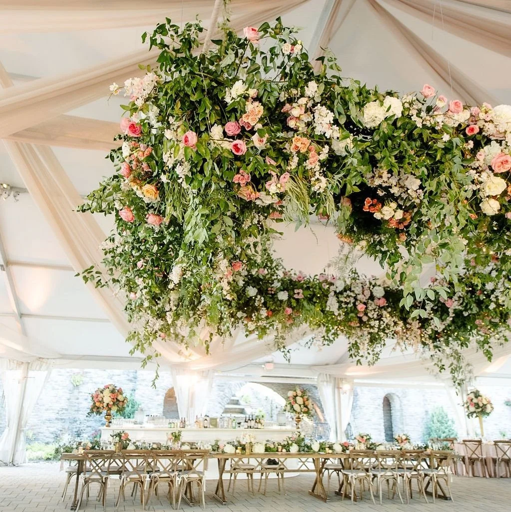 Flowers hanging over an event space? Definitely! Hanging installations add a gorgeous vibe to any wedding! 🌷🤩💞