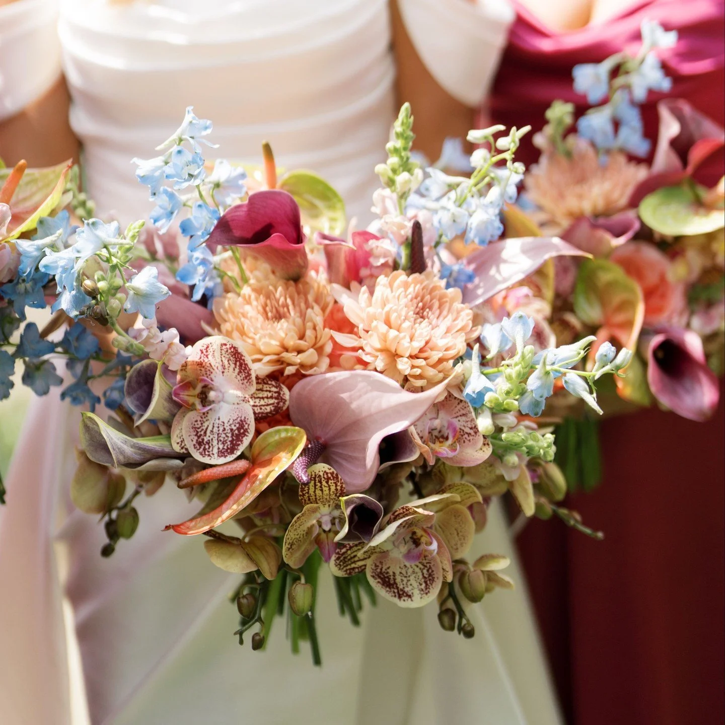 We&rsquo;re loving these images from Madeline and Connor&rsquo;s summer wedding. Full of light, beauty, and romantic, textured blooms. ⁠
⁠
Vendor Team:⁠
Reception: @cincyartmuseum⁠
Planner: @eleganteventsbyelisa⁠
Cake: @bonboneriecincy⁠
Music: @strin