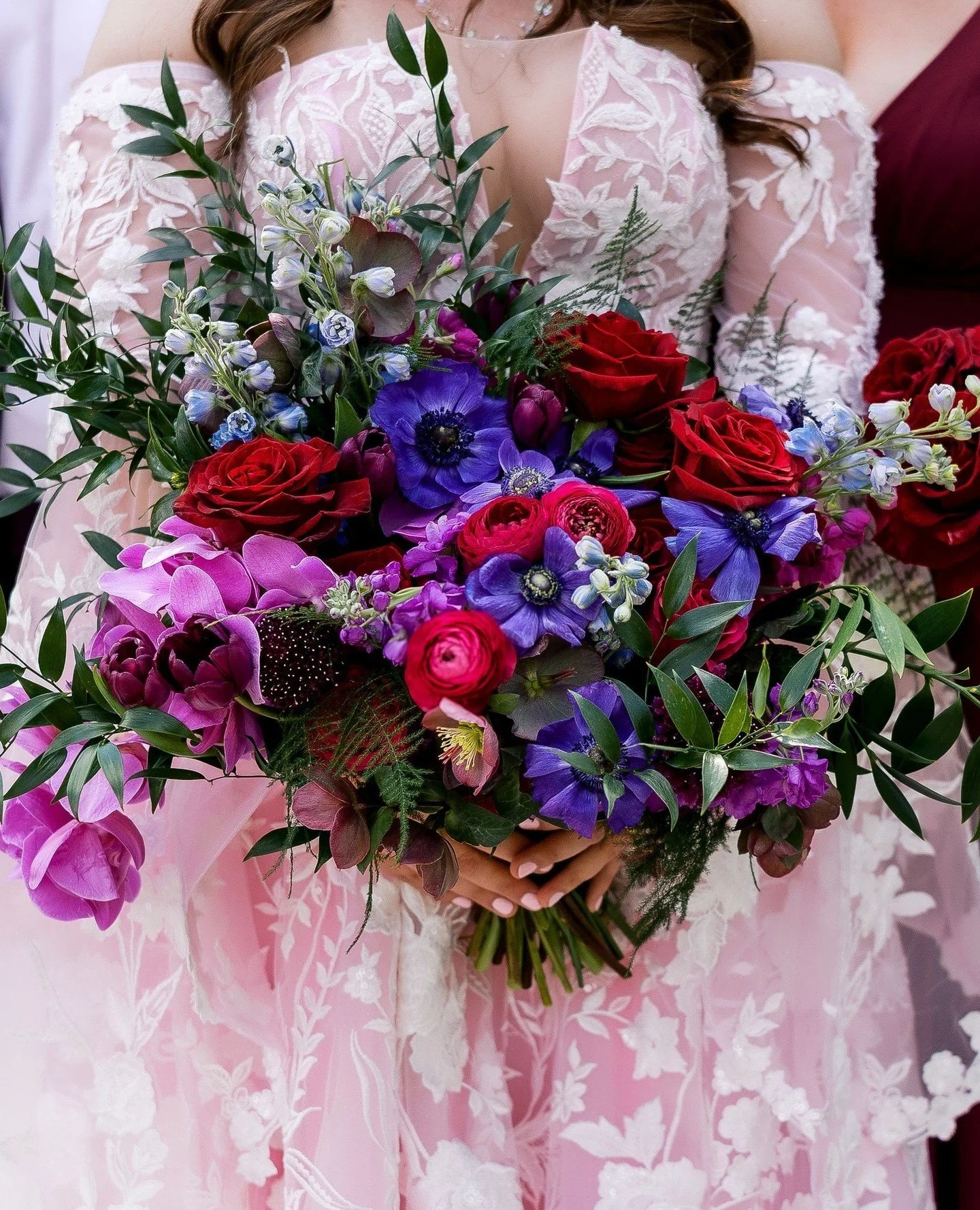 A color palette that made Emily &amp; Ben&rsquo;s wedding day feel warm, layered, and full of life ❤️⁠
⁠
Vendor Team:⁠
Venue: @thecarnegiecenter⁠
Catering: @eatwellcincinnati⁠
Photographer: @sherribarber⁠
Lighting: @clearlighting16⁠
Floral and Event 
