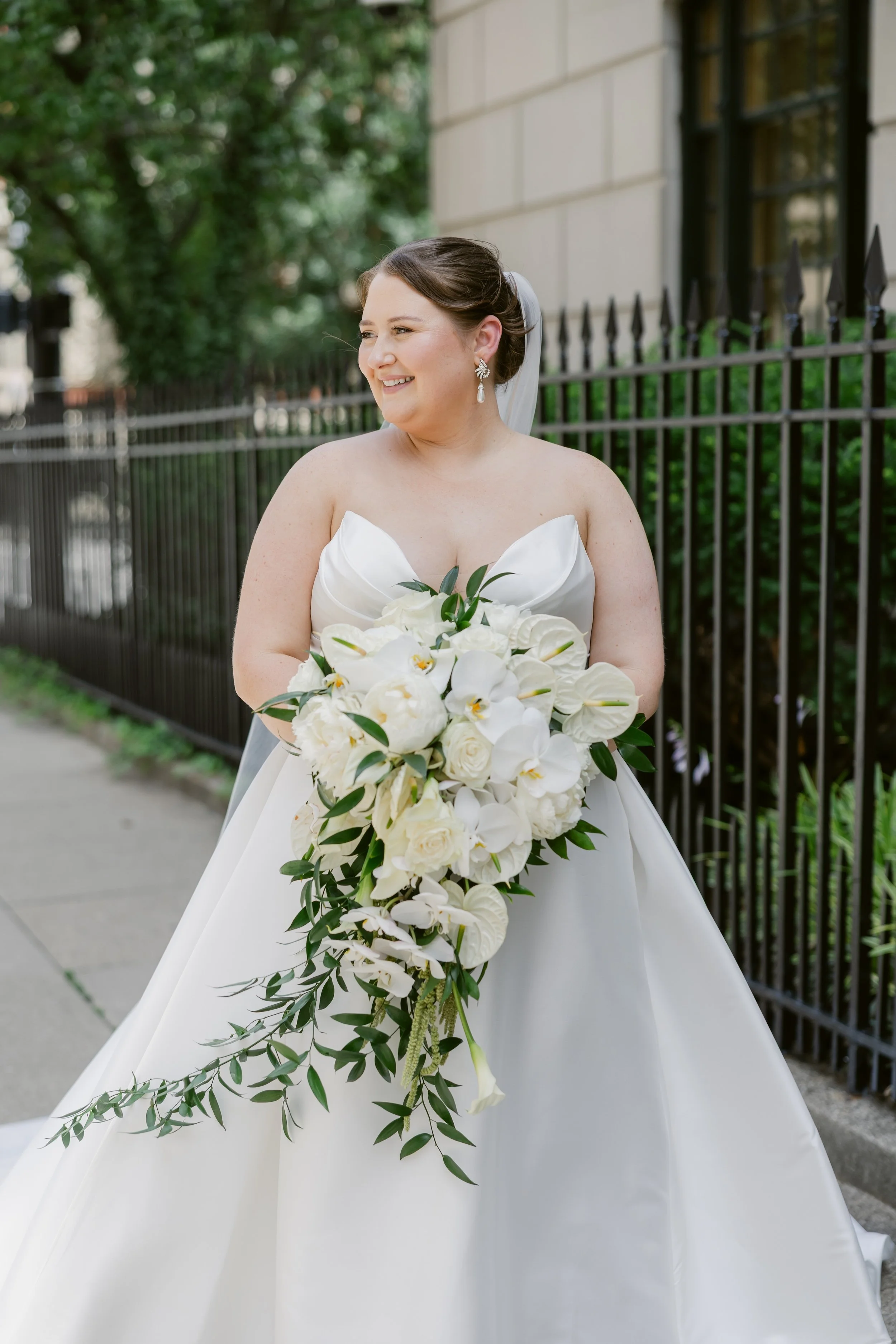    Hilton Netherland Plaza Cincinnati Hotel wedding    Cincinnati wedding florist    luxury wedding flowers    White bridal bouquet    classic wedding style    Cincinnati wedding photography    Classic white wedding flowers    Cincinnati wedding flow