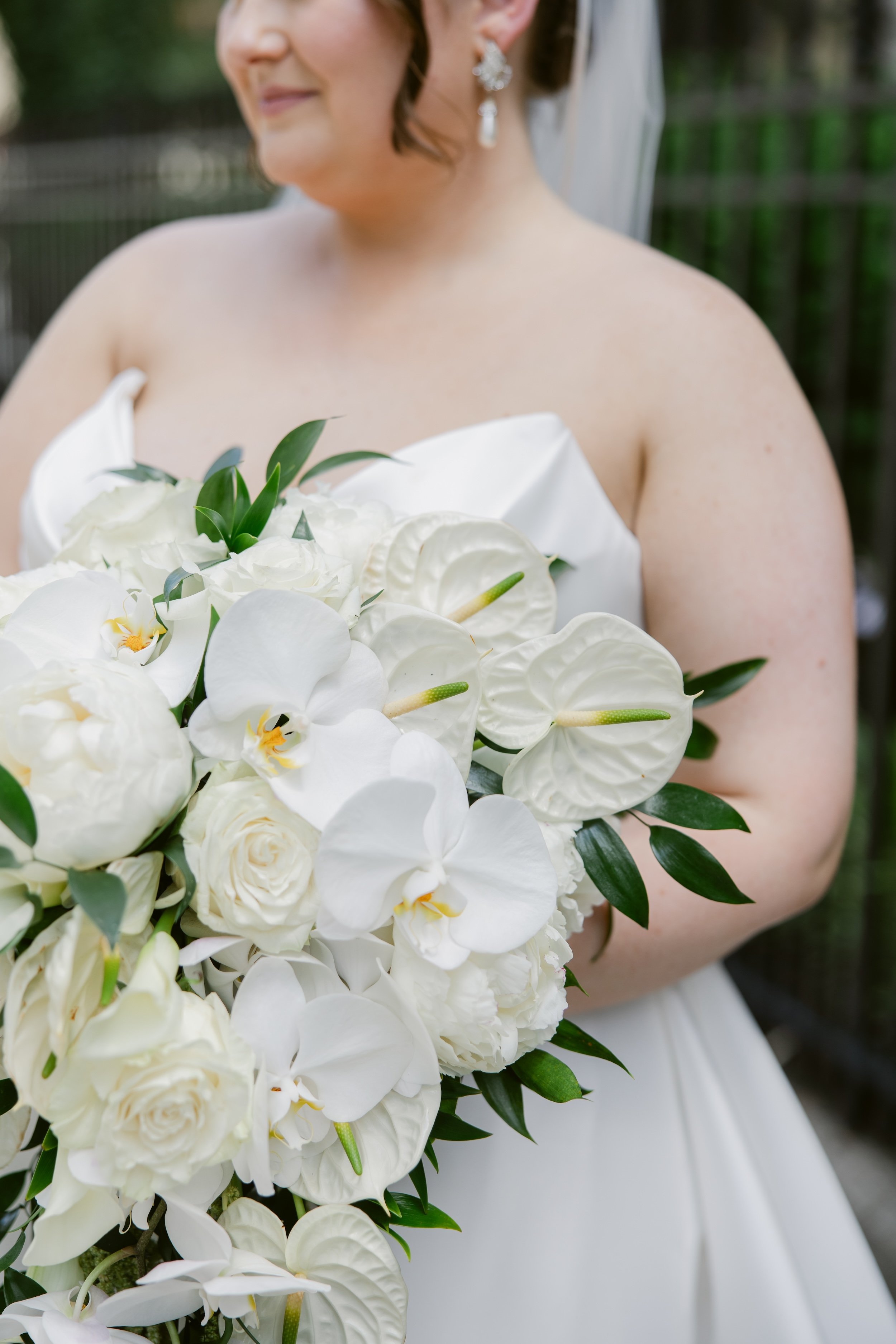   Hilton Netherland Plaza Cincinnati Hotel wedding    Cincinnati wedding florist    luxury wedding flowers    White bridal bouquet    classic wedding style    Cincinnati wedding photography    Classic white wedding flowers    Cincinnati wedding flow