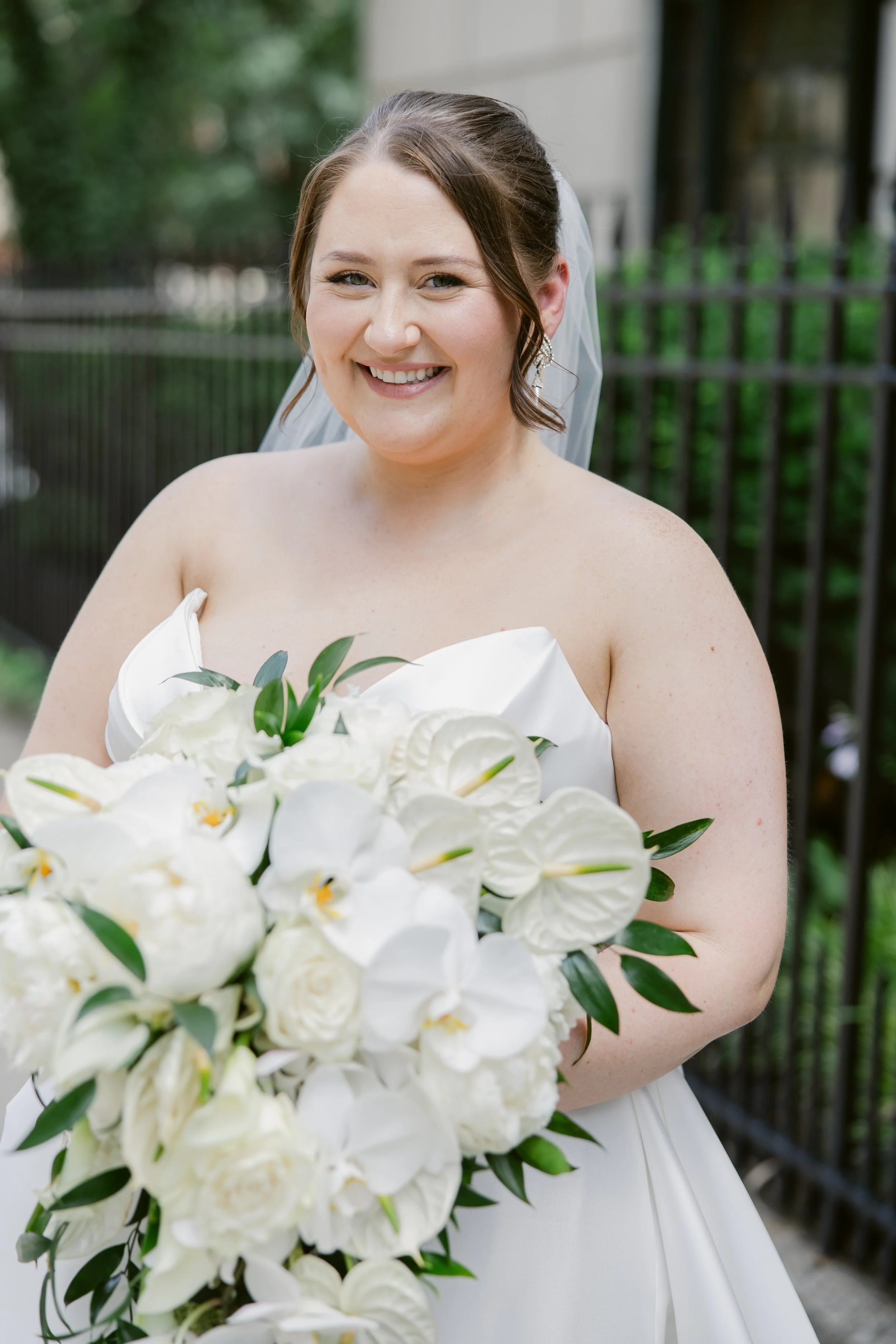    Hilton Netherland Plaza Cincinnati Hotel wedding    Cincinnati wedding florist    luxury wedding flowers    White bridal bouquet    classic wedding style    Cincinnati wedding photography    Classic white wedding flowers    Cincinnati wedding flow