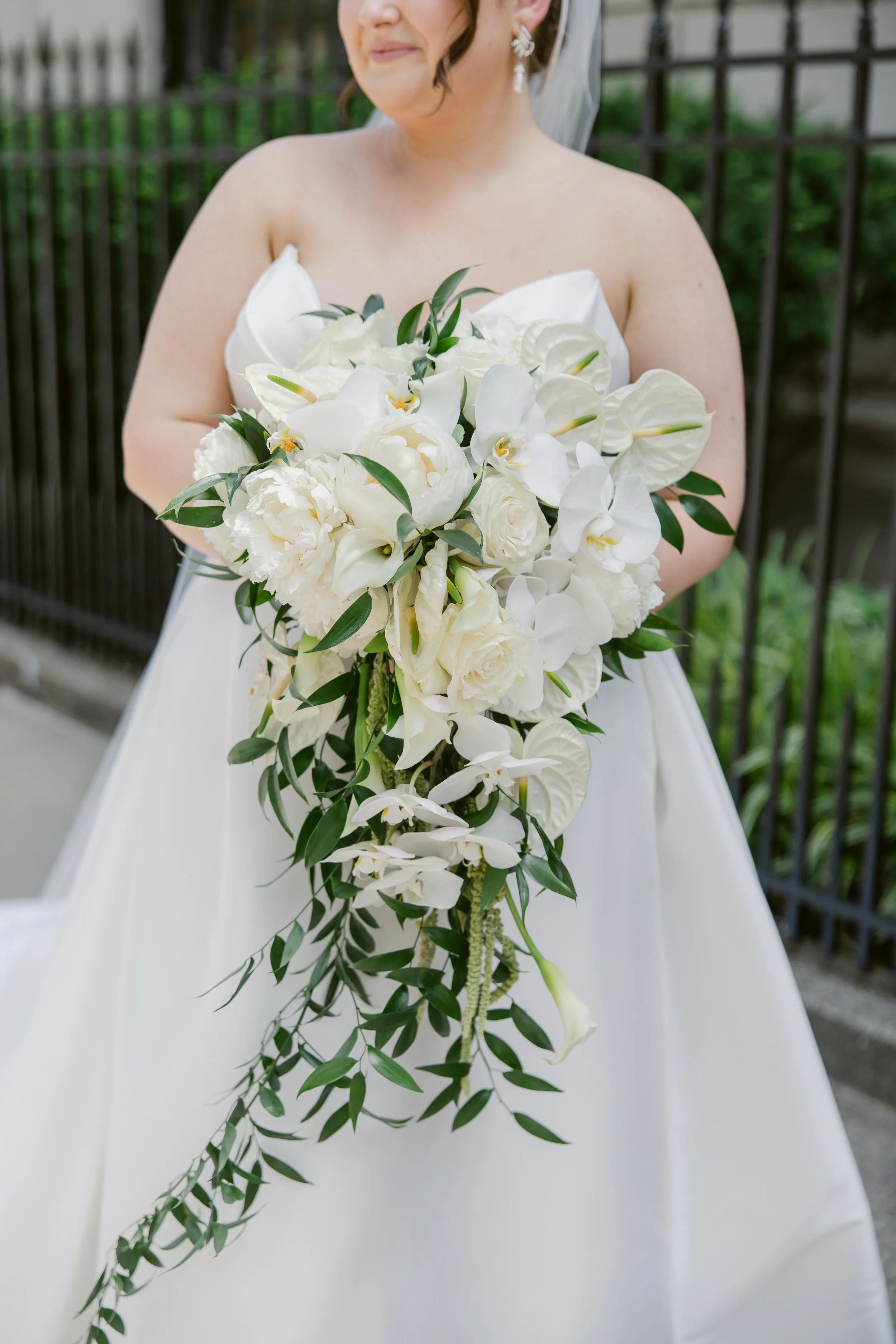    Hilton Netherland Plaza Cincinnati Hotel wedding    Cincinnati wedding florist    luxury wedding flowers    White bridal bouquet    classic wedding style    Cincinnati wedding photography    Classic white wedding flowers    Cincinnati wedding flow