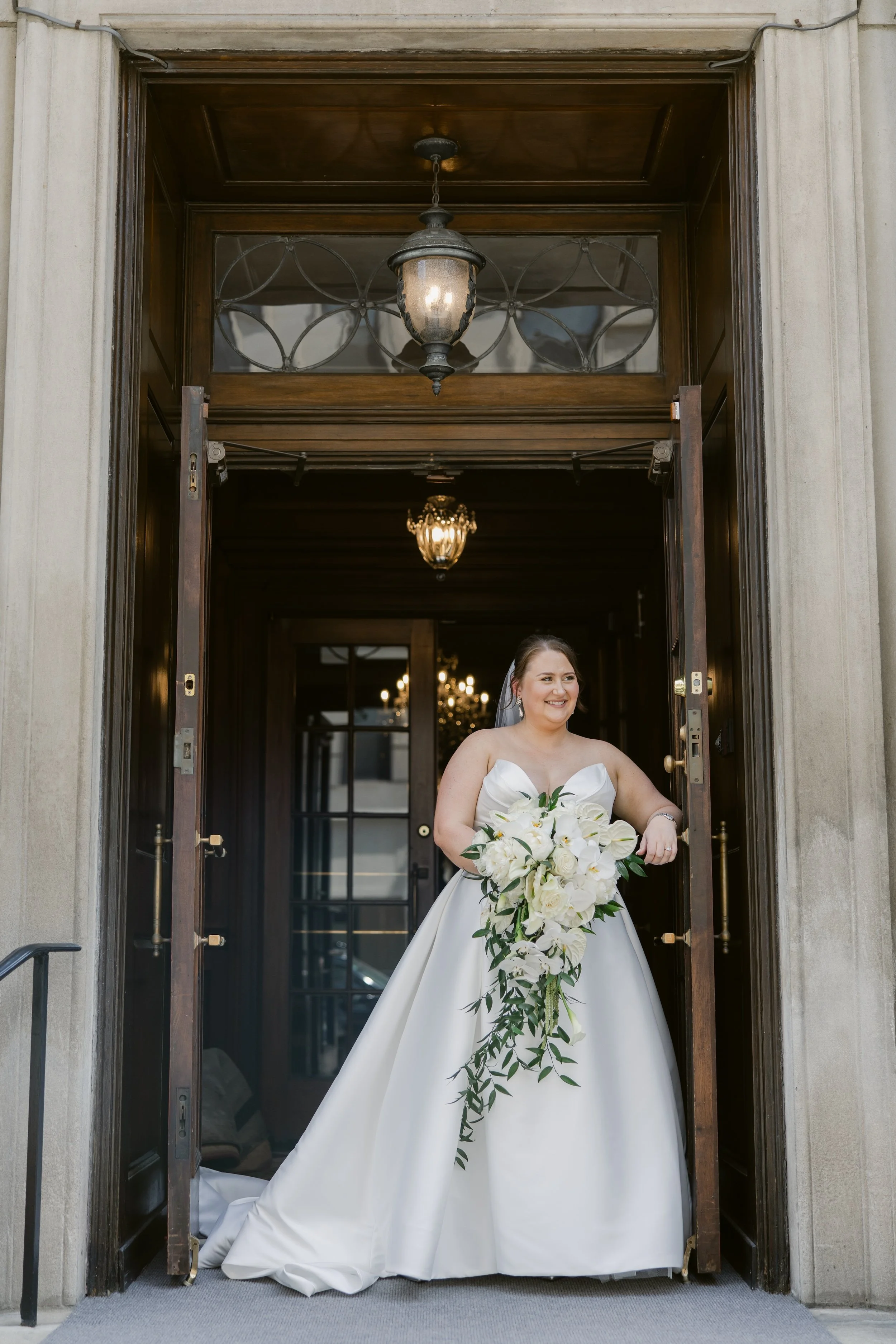    Hilton Netherland Plaza Cincinnati Hotel wedding    Cincinnati wedding florist    luxury wedding flowers    White bridal bouquet    classic wedding style    Cincinnati wedding photography    Classic white wedding flowers    Cincinnati wedding flow