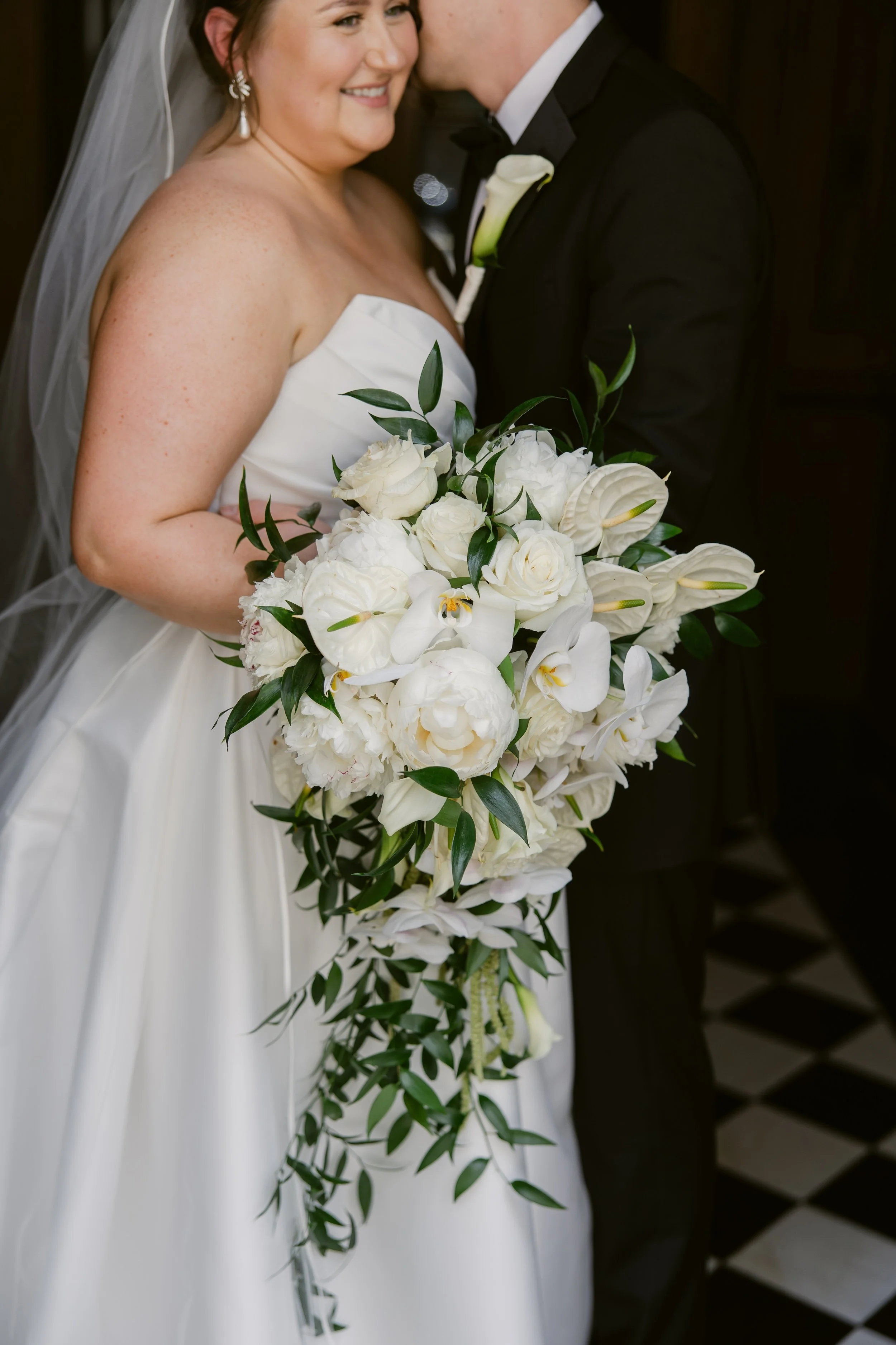    Hilton Netherland Plaza Cincinnati Hotel wedding    Cincinnati wedding florist    luxury wedding flowers    White bridal bouquet    classic wedding style    Cincinnati wedding photography    Classic white wedding flowers    Cincinnati wedding flow