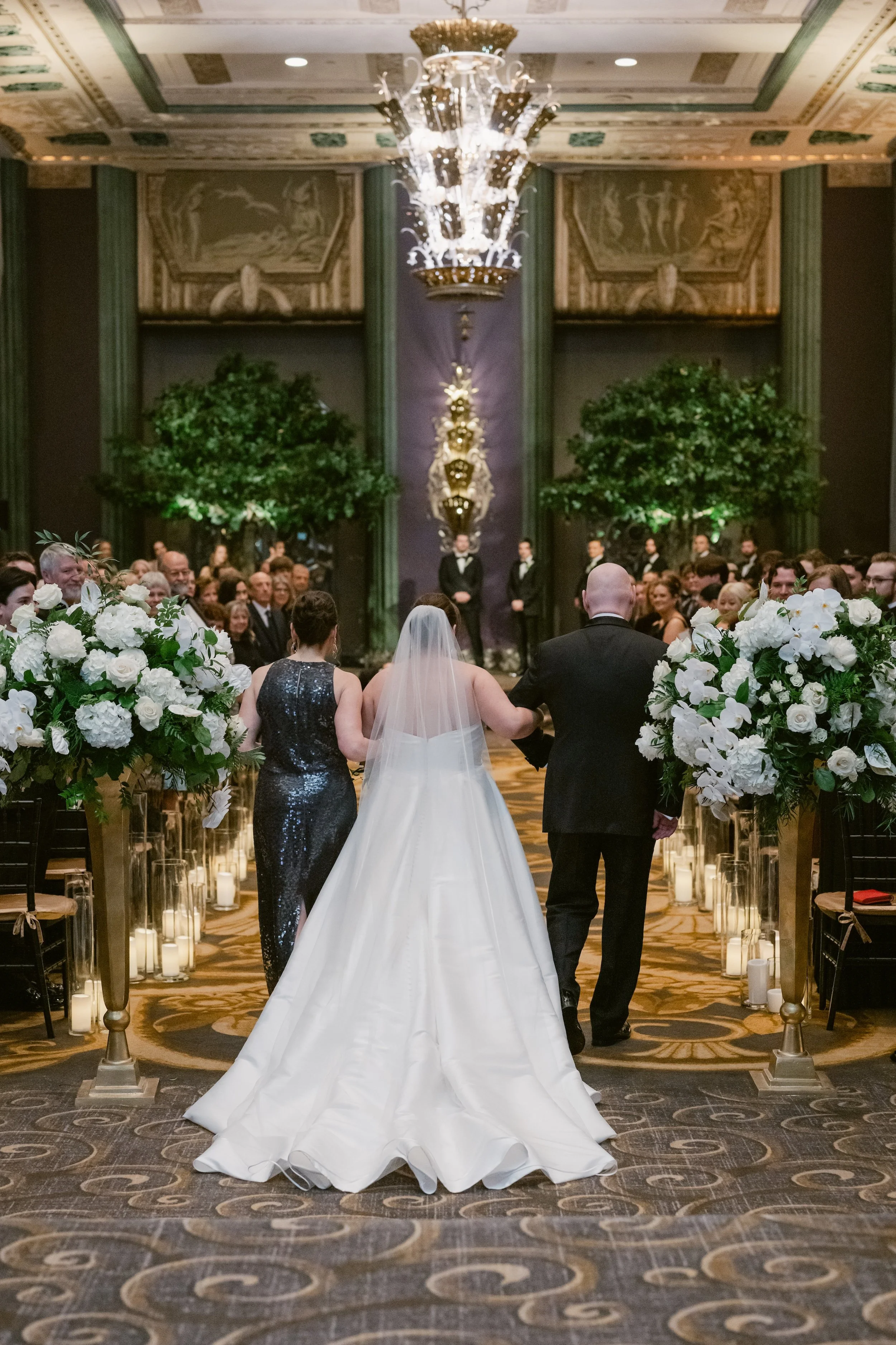    Hilton Netherland Plaza Cincinnati Hotel wedding    Cincinnati wedding florist    luxury wedding flowers    White bridal bouquet    classic wedding style    Cincinnati wedding photography    Classic white wedding flowers    Cincinnati wedding flow