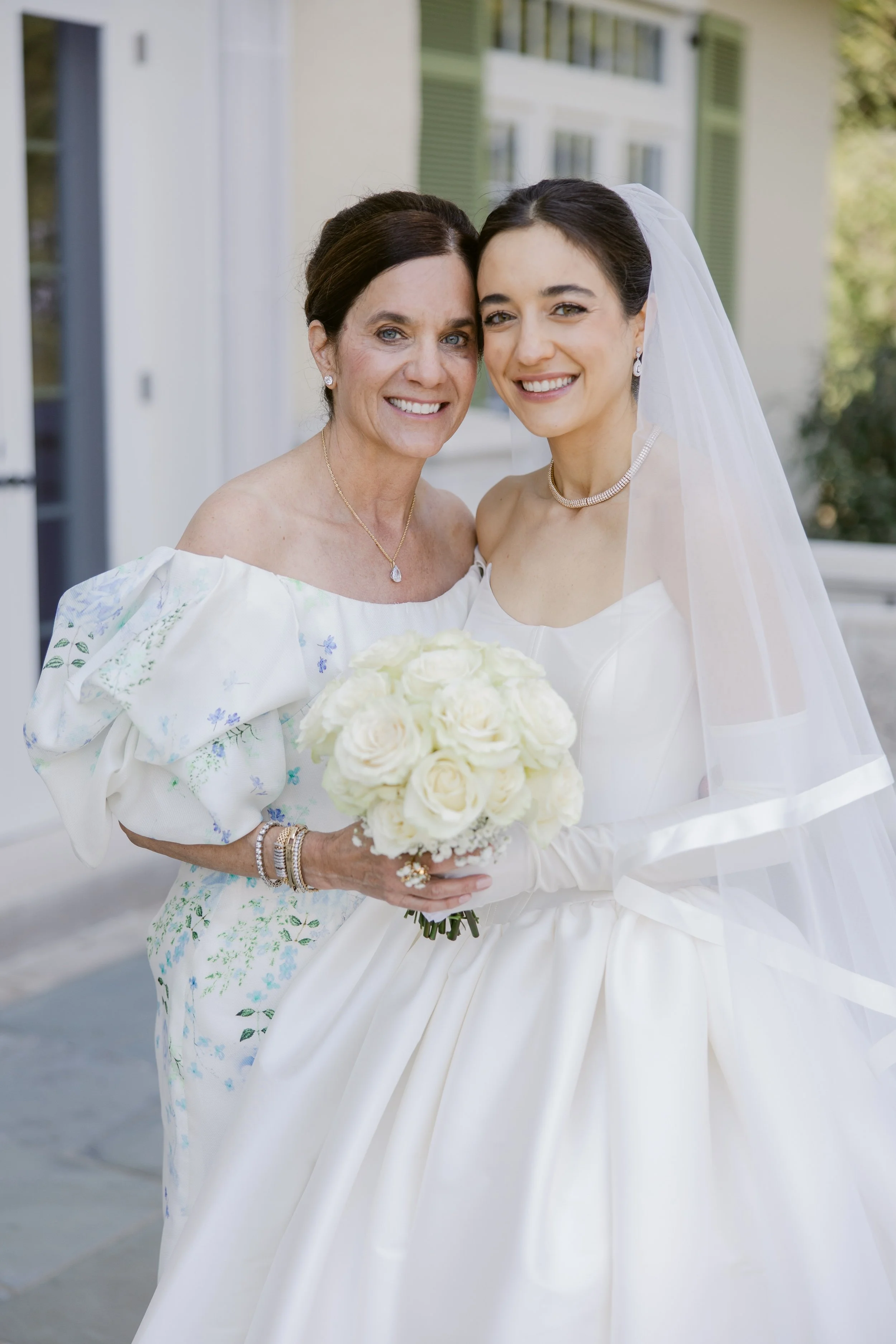    Cincinnati Art Museum Wedding    Cincinnati wedding florist    luxury wedding flowers    Classic green and white bridal bouquet    classic wedding style    Cincinnati wedding photography    green and white wedding flowers    Cincinnati wedding flo
