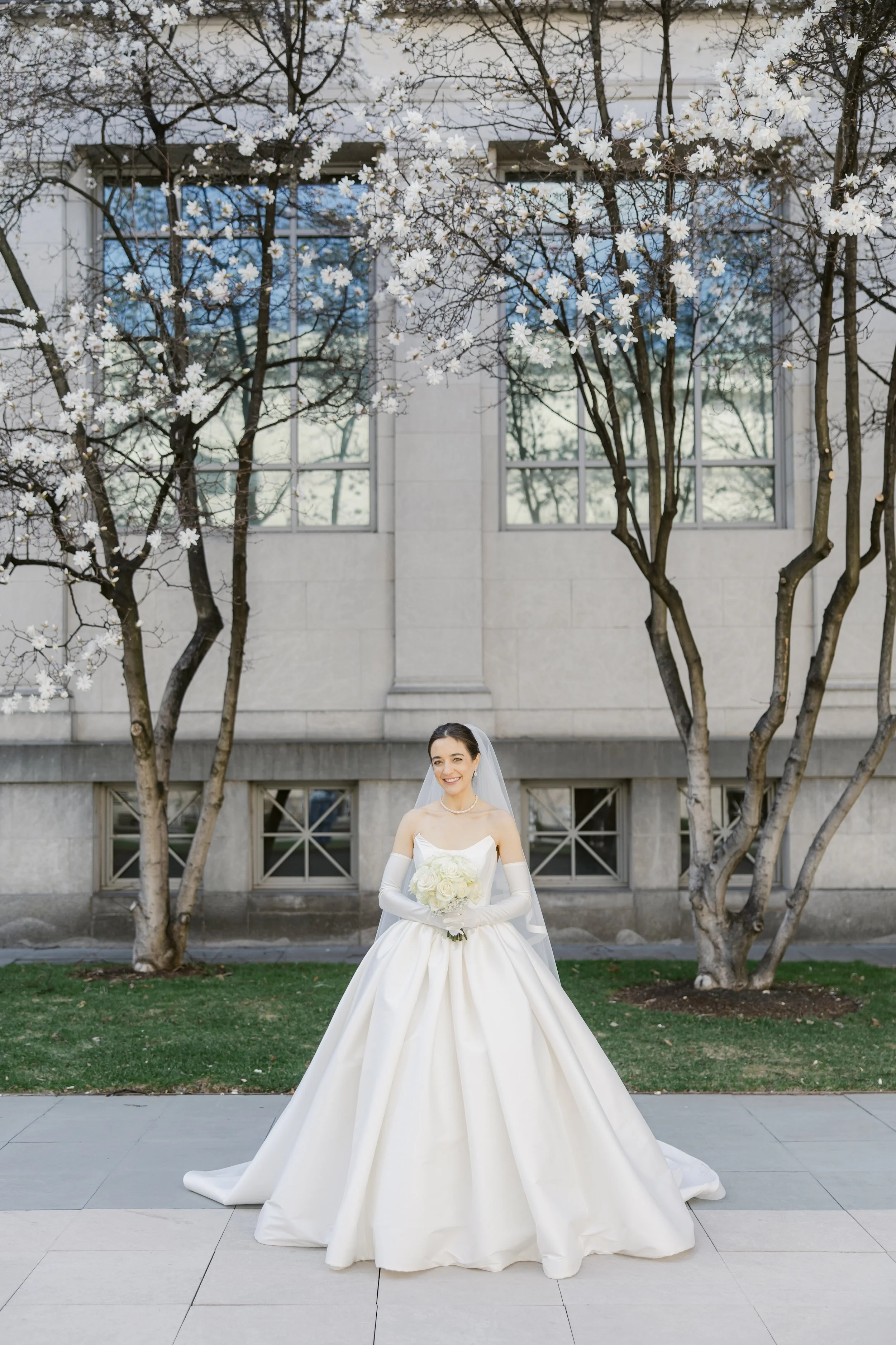    Cincinnati Art Museum Wedding    Cincinnati wedding florist    luxury wedding flowers    Classic green and white bridal bouquet    classic wedding style    Cincinnati wedding photography    green and white wedding flowers    Cincinnati wedding flo