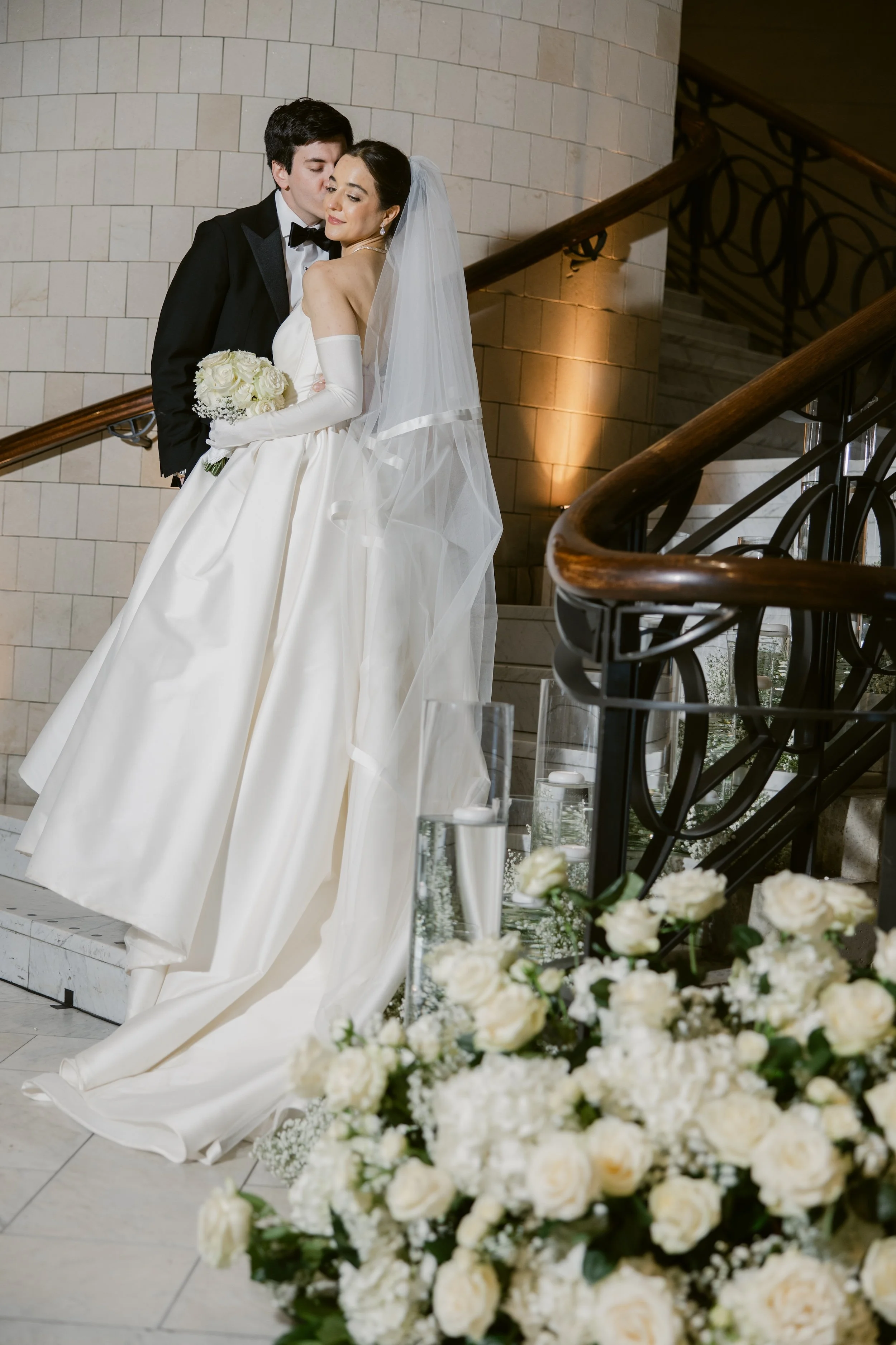    Cincinnati Art Museum Wedding    Cincinnati wedding florist    luxury wedding flowers    Classic green and white bridal bouquet    classic wedding style    Cincinnati wedding photography    green and white wedding flowers    Cincinnati wedding flo