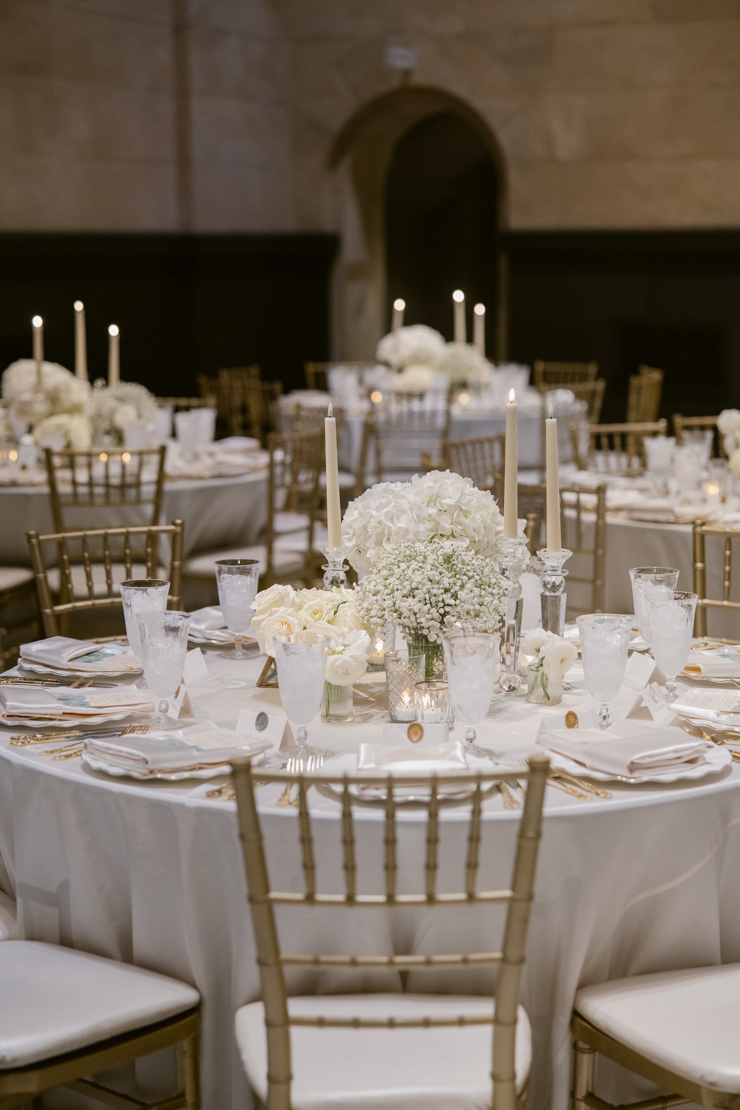    Cincinnati Art Museum Wedding    Cincinnati wedding florist    luxury wedding flowers    Classic green and white bridal bouquet    classic wedding style    Cincinnati wedding photography    green and white wedding flowers    Cincinnati wedding flo