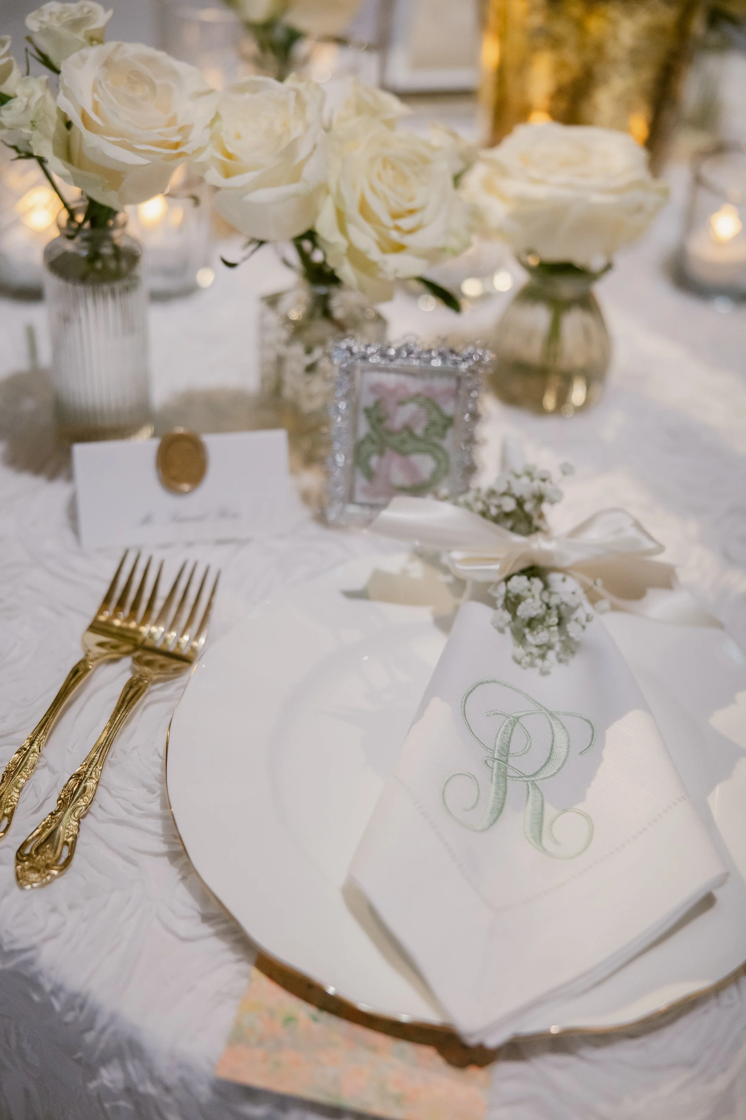    Cincinnati Art Museum Wedding    Cincinnati wedding florist    luxury wedding flowers    Classic green and white bridal bouquet    classic wedding style    Cincinnati wedding photography    green and white wedding flowers    Cincinnati wedding flo
