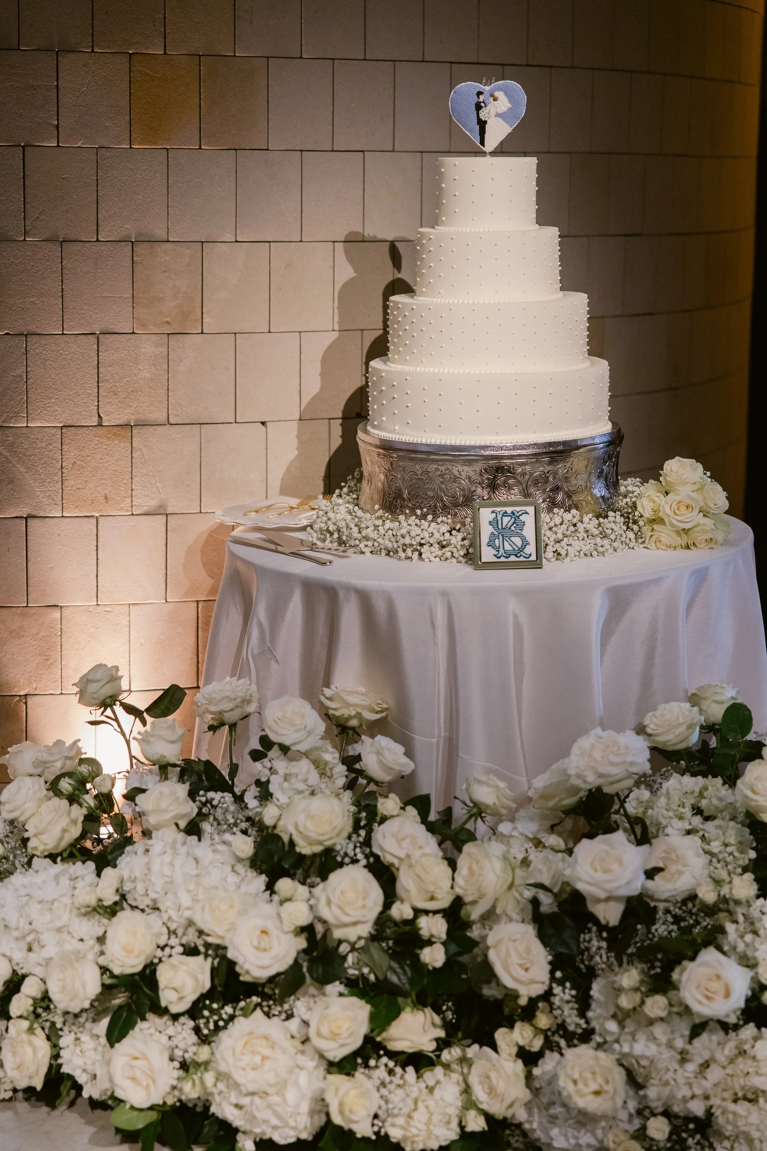    Cincinnati Art Museum Wedding    Cincinnati wedding florist    luxury wedding flowers    Classic green and white bridal bouquet    classic wedding style    Cincinnati wedding photography    green and white wedding flowers    Cincinnati wedding flo