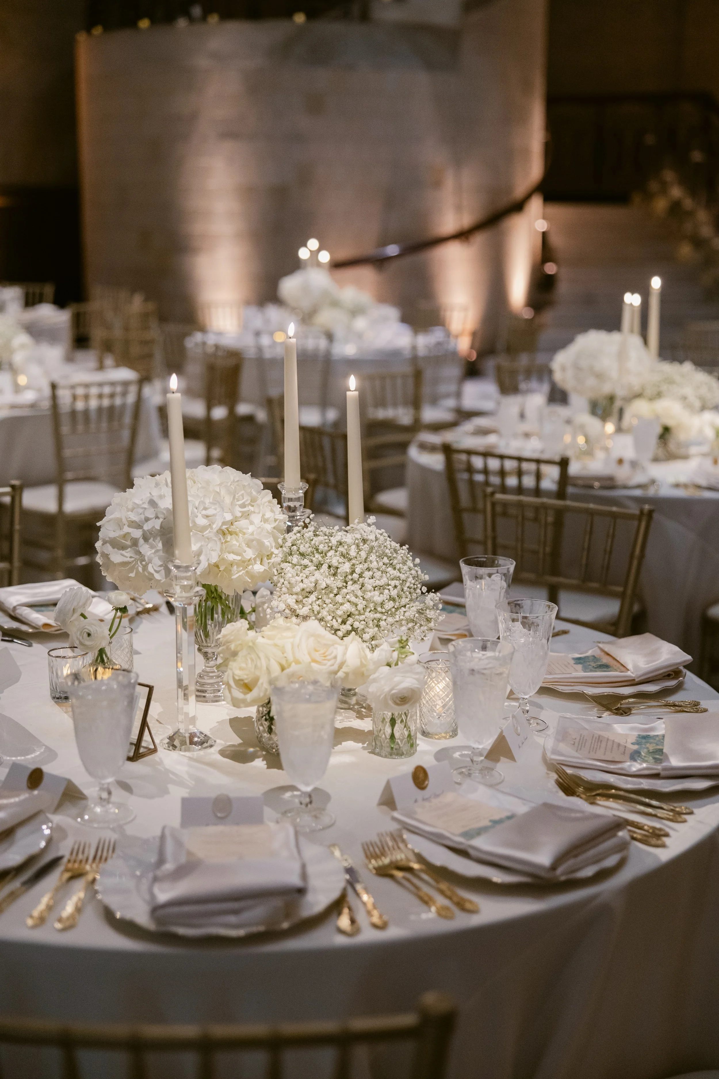    Cincinnati Art Museum Wedding    Cincinnati wedding florist    luxury wedding flowers    Classic green and white bridal bouquet    classic wedding style    Cincinnati wedding photography    green and white wedding flowers    Cincinnati wedding flo
