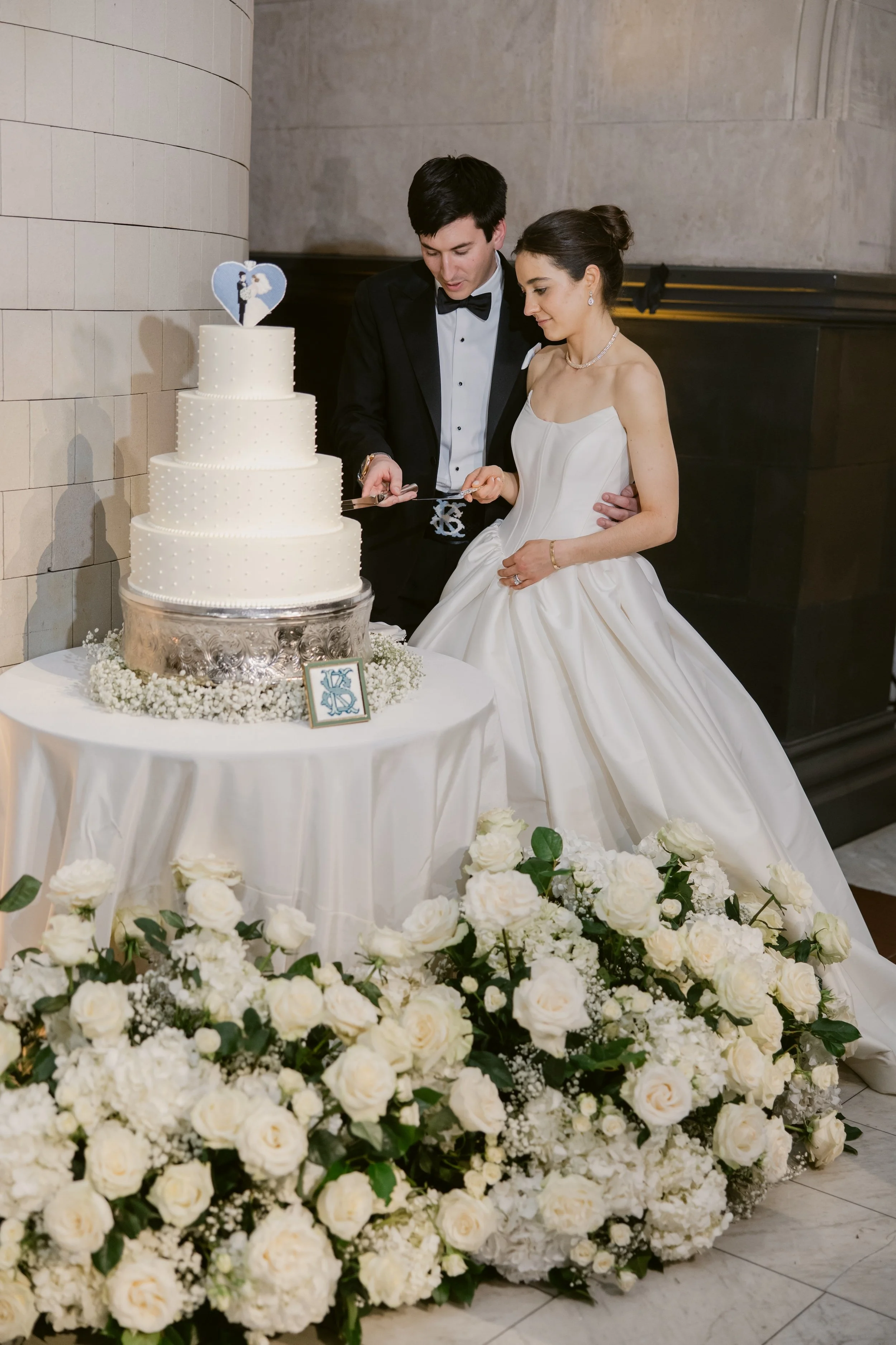    Cincinnati Art Museum Wedding    Cincinnati wedding florist    luxury wedding flowers    Classic green and white bridal bouquet    classic wedding style    Cincinnati wedding photography    green and white wedding flowers    Cincinnati wedding flo