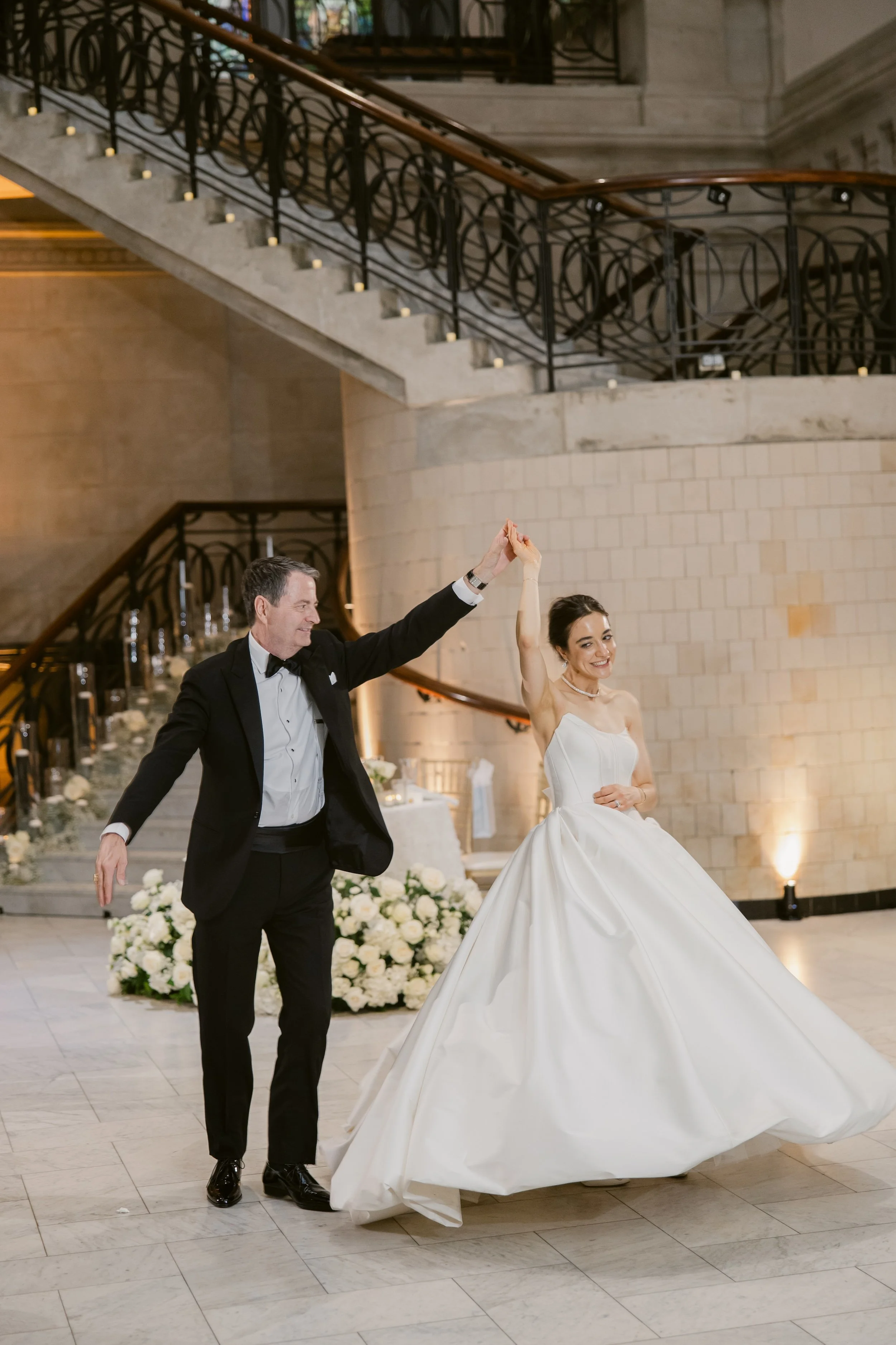    Cincinnati Art Museum Wedding    Cincinnati wedding florist    luxury wedding flowers    Classic green and white bridal bouquet    classic wedding style    Cincinnati wedding photography    green and white wedding flowers    Cincinnati wedding flo