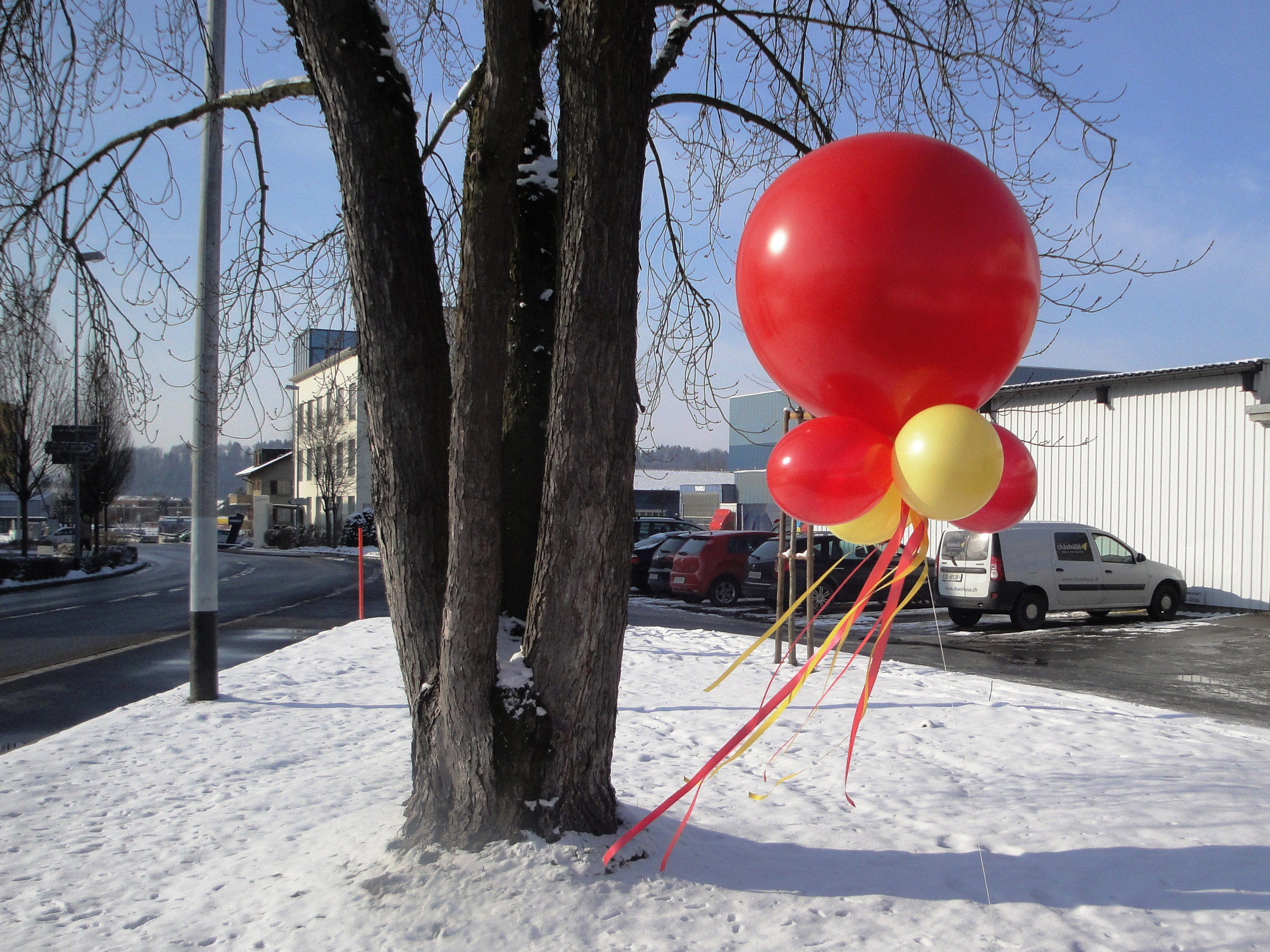 Riesenballon Gebilde 115cm rot gelb uni_online.jpg