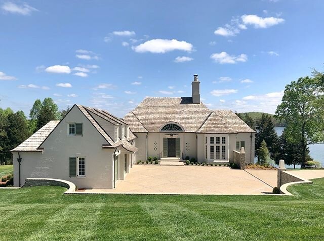 How about a fresh &amp; pretty new @billingramarchitect house with lush grass and a lake view for us all today? #pictureperfect #takemeaway #billingramarchitect