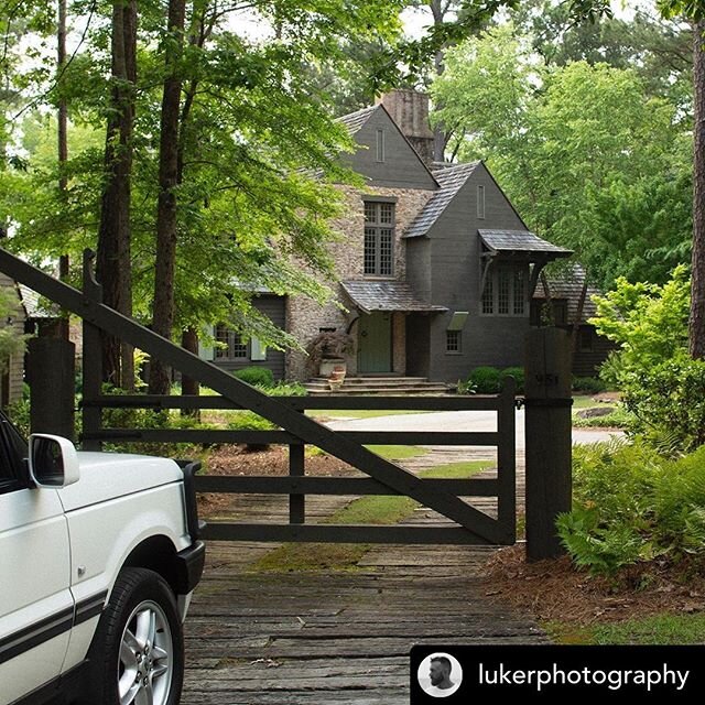 @lukerphotography certainly has us thinking forward to summer with this inviting lake house image. @billingramarchitect 😎 #repost #lakehouse #lakemartin #alabama