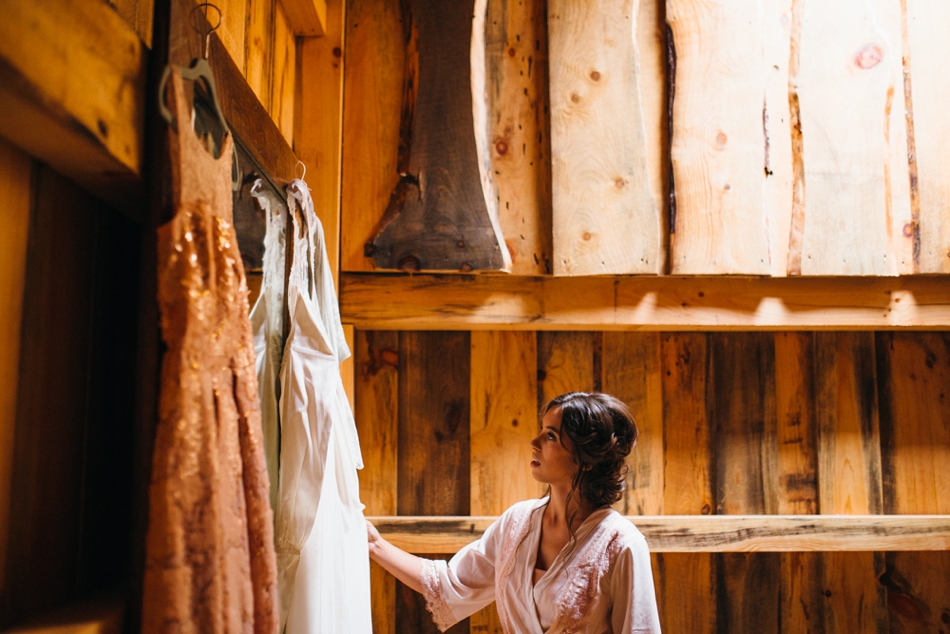 Julie-Aaron-Ely-Brothers-Columbus-Ohio-Mohicans-Grand-Barn-State-Park_0208.jpg