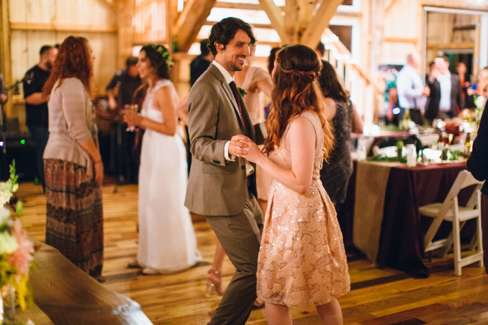 Julie-Aaron-Ely-Brothers-Columbus-Ohio-Mohicans-Grand-Barn-State-Park_0291.jpg