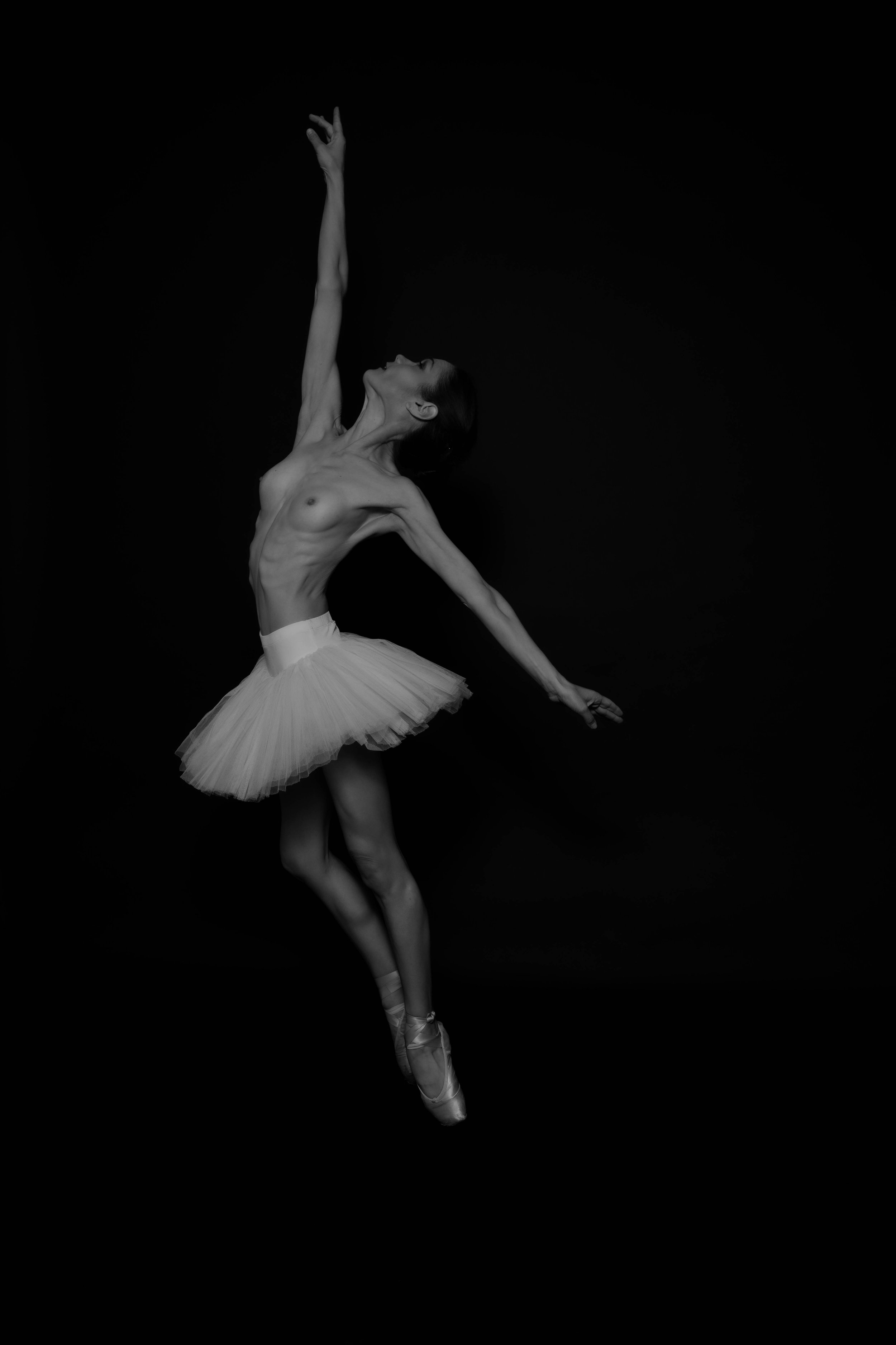 Viktoria_Set6_Leaping_BW-31.jpg